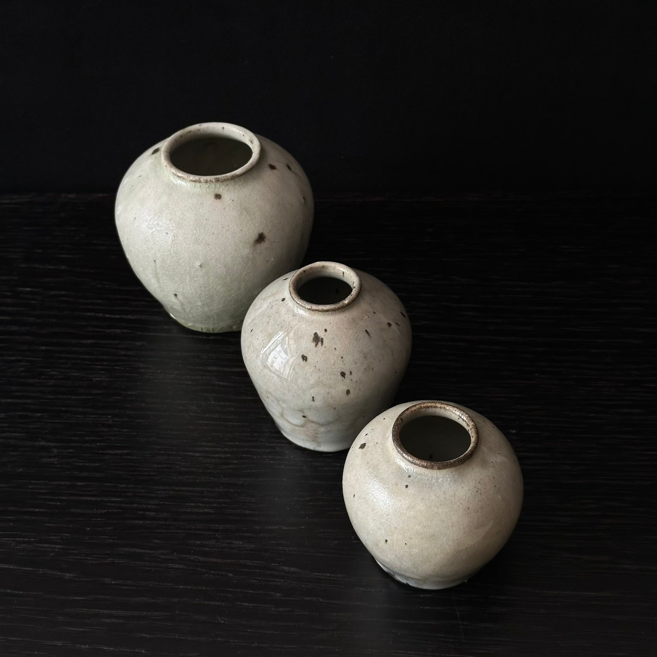 Trio de vases en céramique blanche kōhiki de Yukiko Takemoto