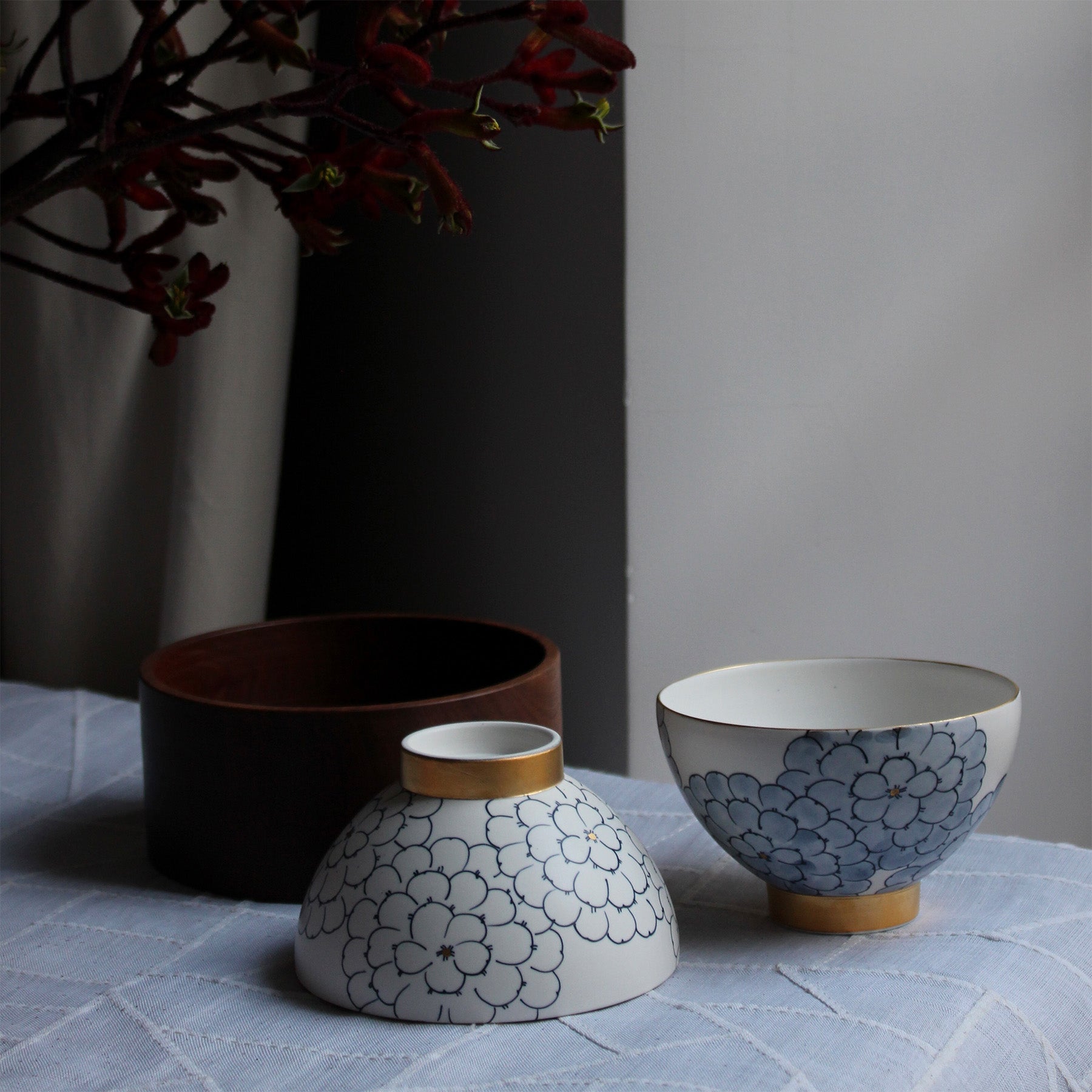 Bol Porcelaine Blanche et Pivoines Bleues de Park Sun-Young