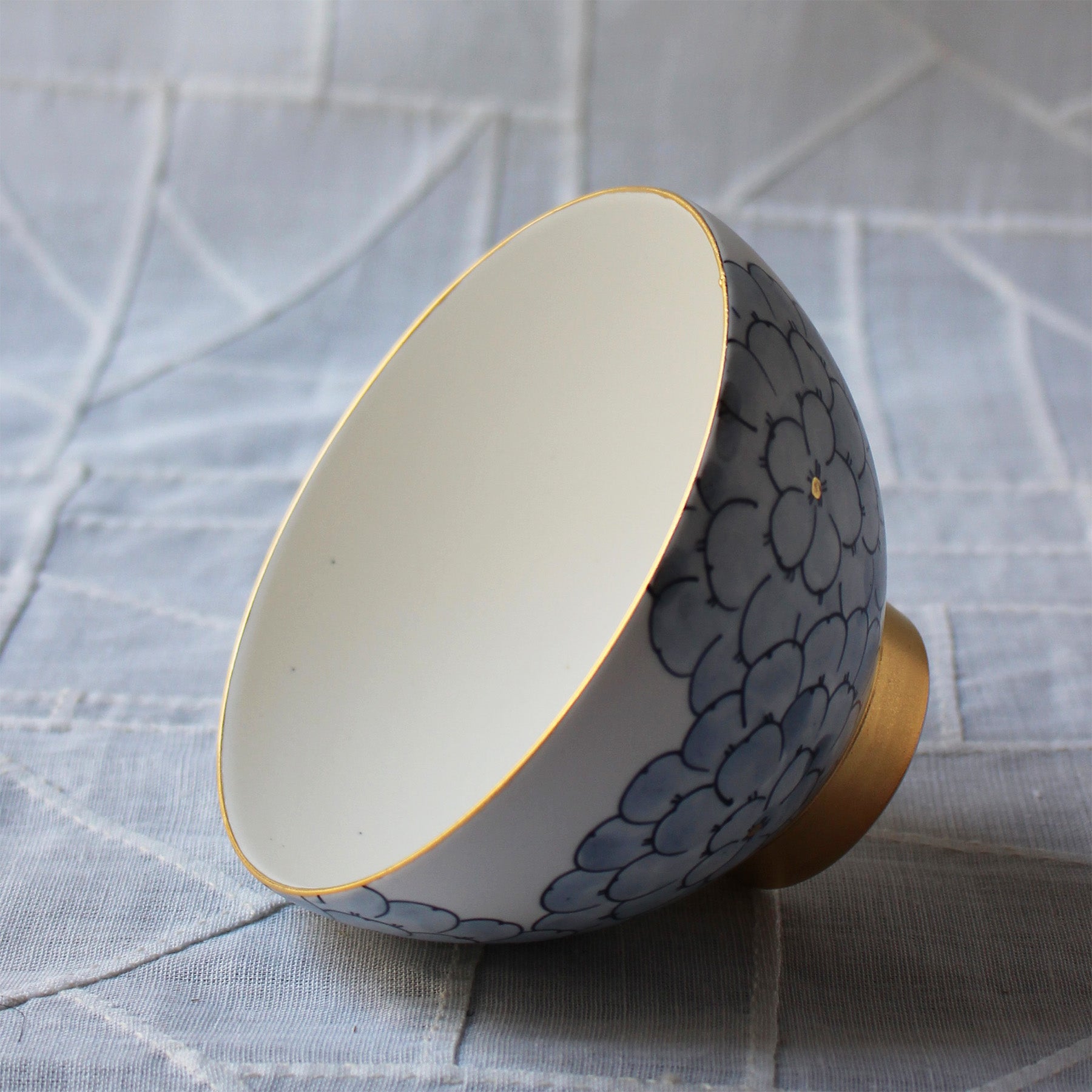 Bol Porcelaine Blanche et Pivoines Bleues de Park Sun-Young
