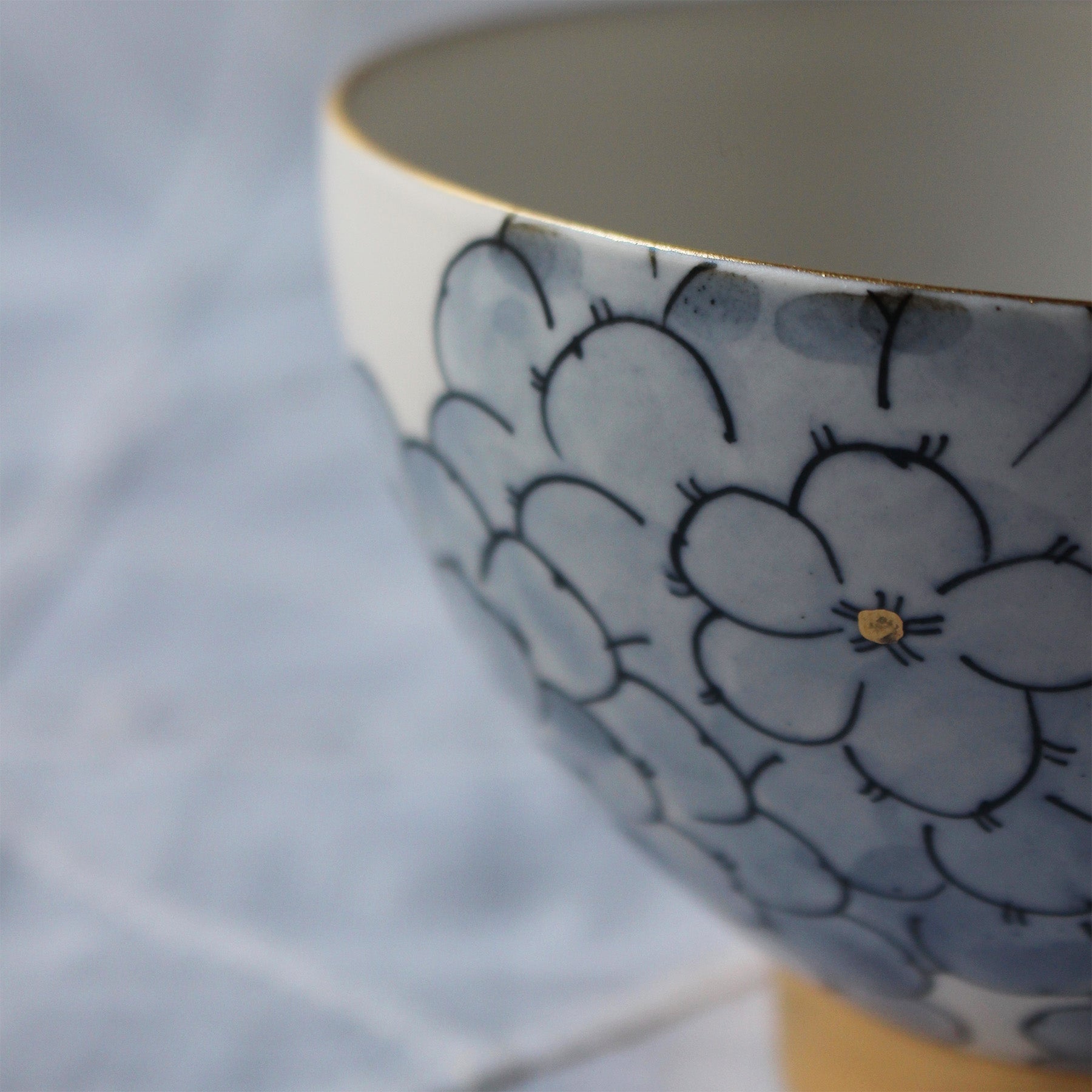 Bol Porcelaine Blanche et Pivoines Bleues de Park Sun-Young