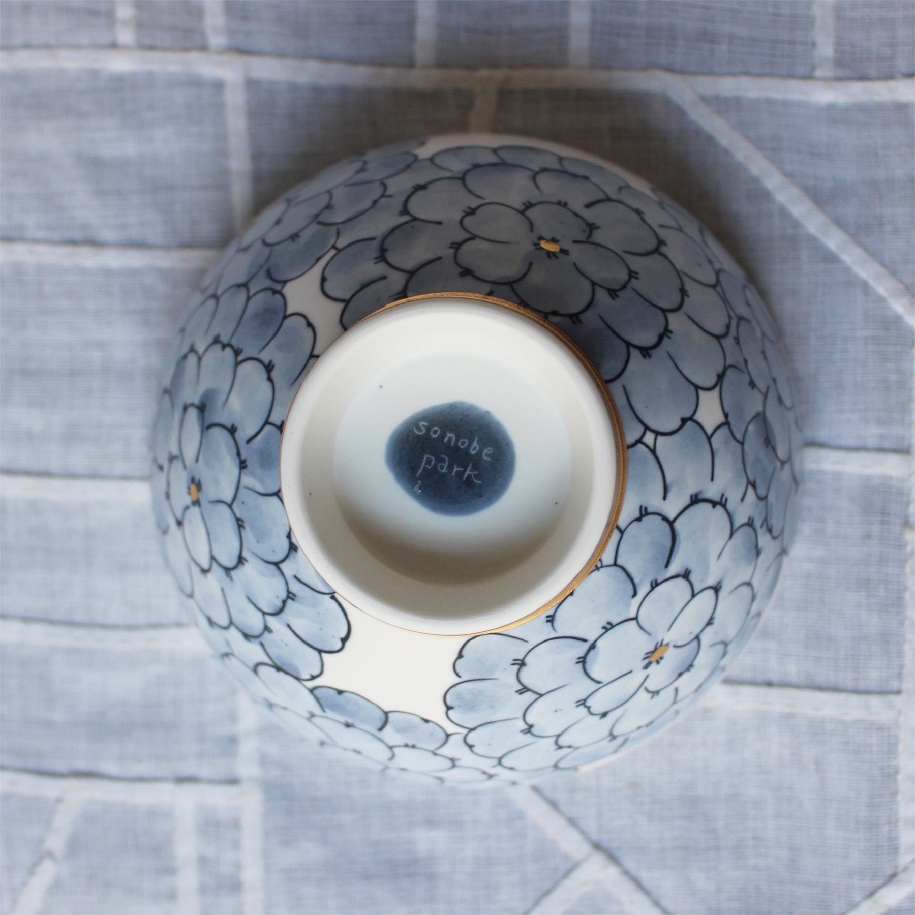 Bol Porcelaine Blanche et Pivoines Bleues de Park Sun-Young