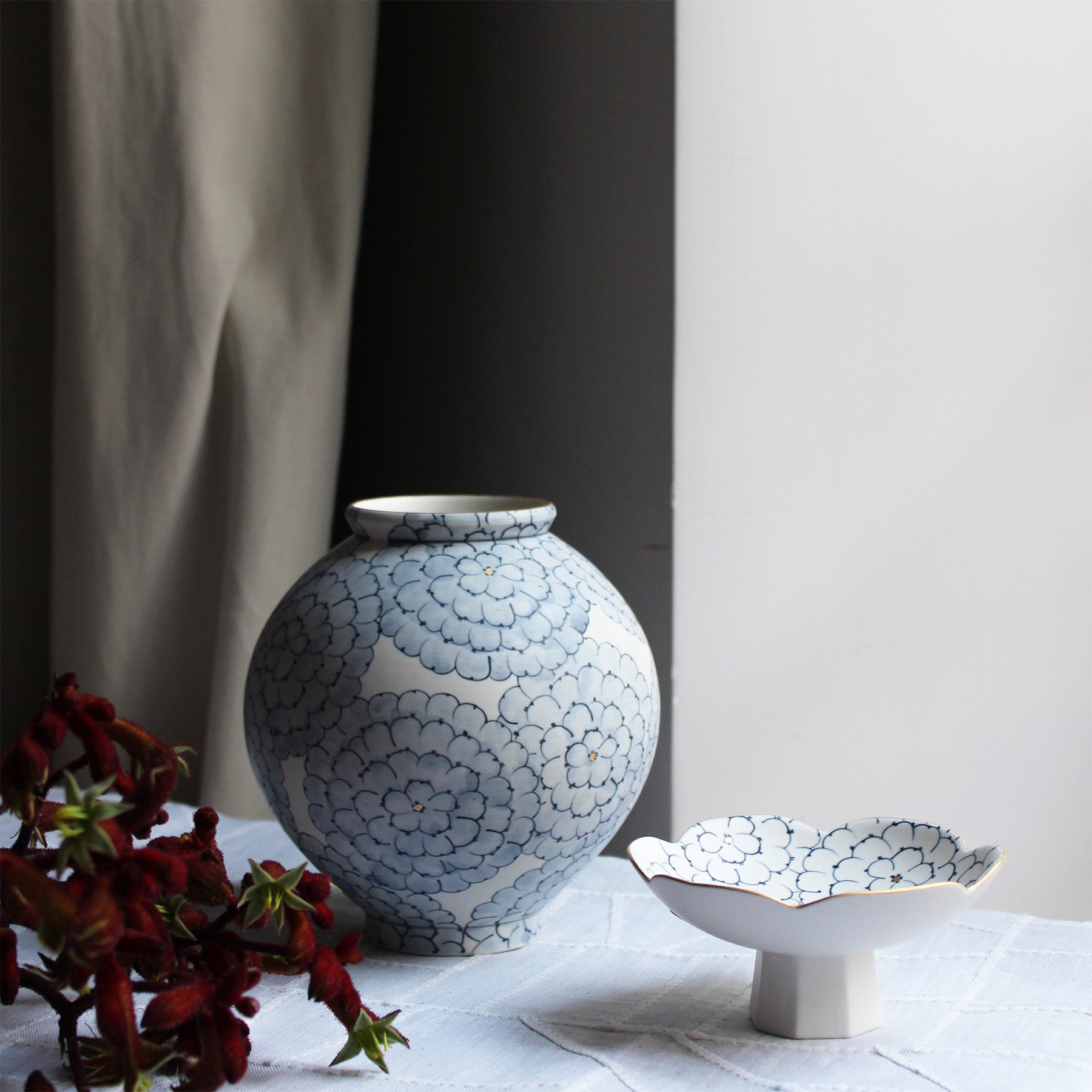 Jarre de Lune (Moon Jar), Vase Coréen en Porcelaine Blanche, Pivoines Bleues, Or, de Park Sun-Young