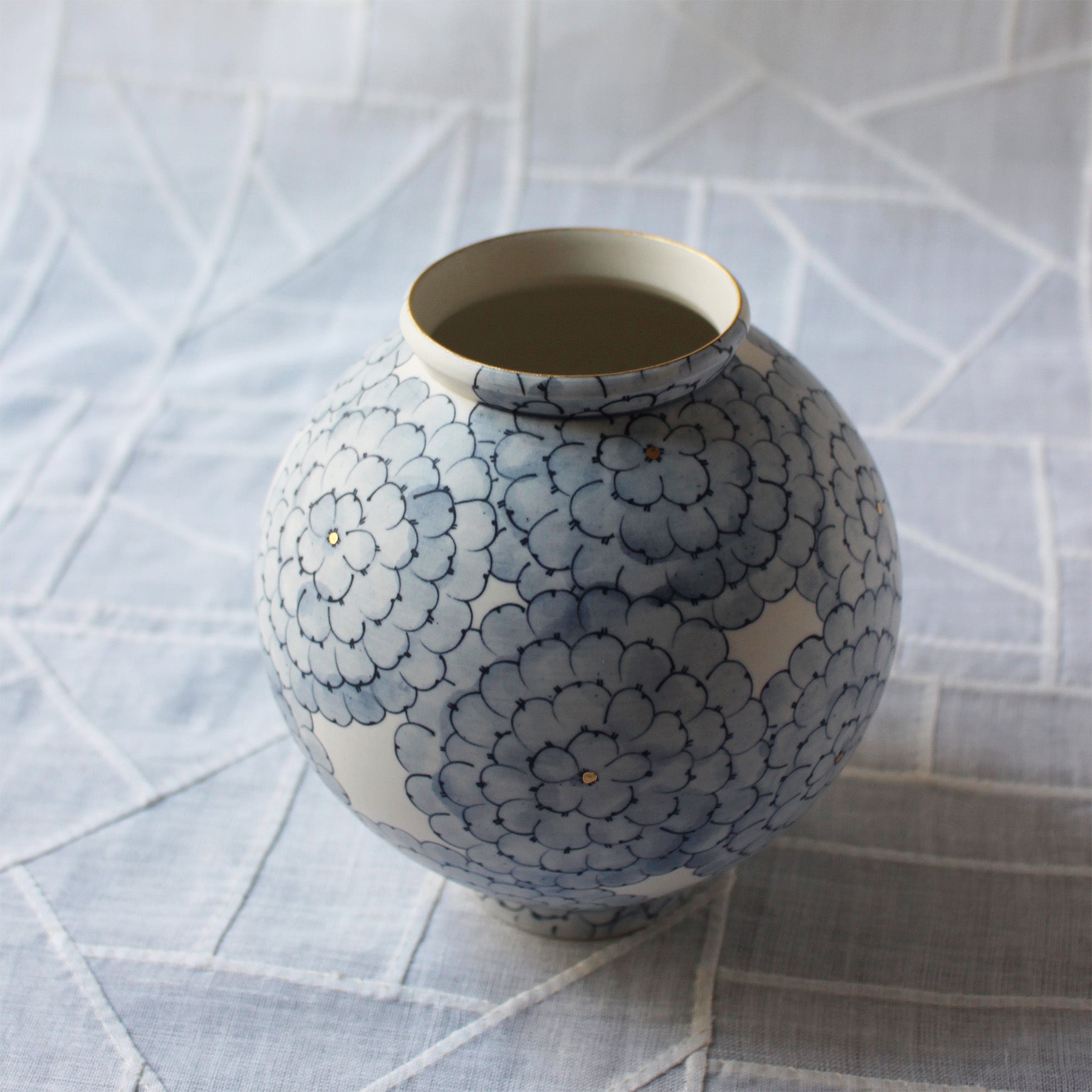 Jarre de Lune (Moon Jar), Vase Coréen en Porcelaine Blanche, Pivoines Bleues, Or, de Park Sun-Young