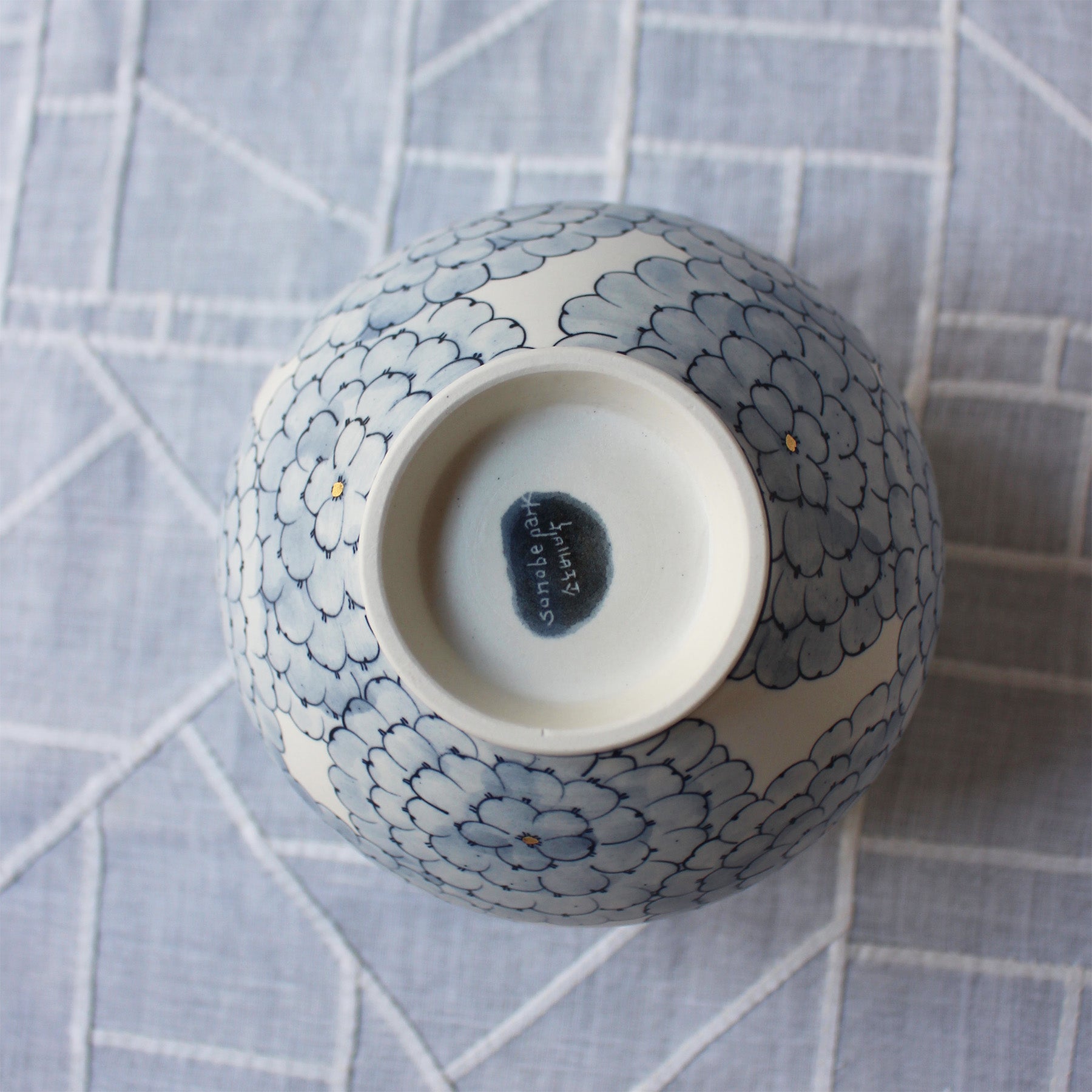 Jarre de Lune (Moon Jar), Vase Coréen en Porcelaine Blanche, Pivoines Bleues, Or, de Park Sun-Young