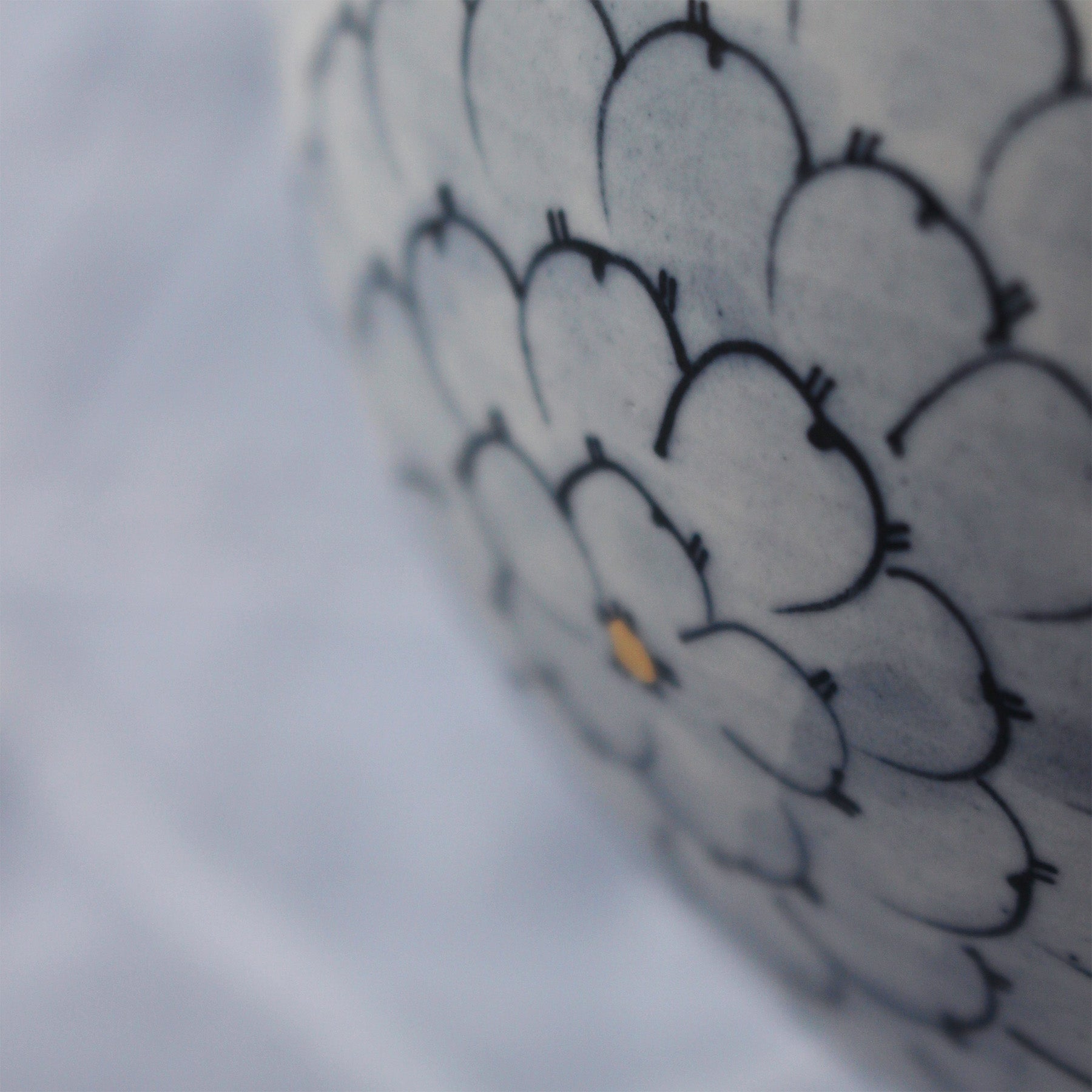 Jarre de Lune (Moon Jar), Vase Coréen en Porcelaine Blanche, Pivoines Bleues, Or, de Park Sun-Young