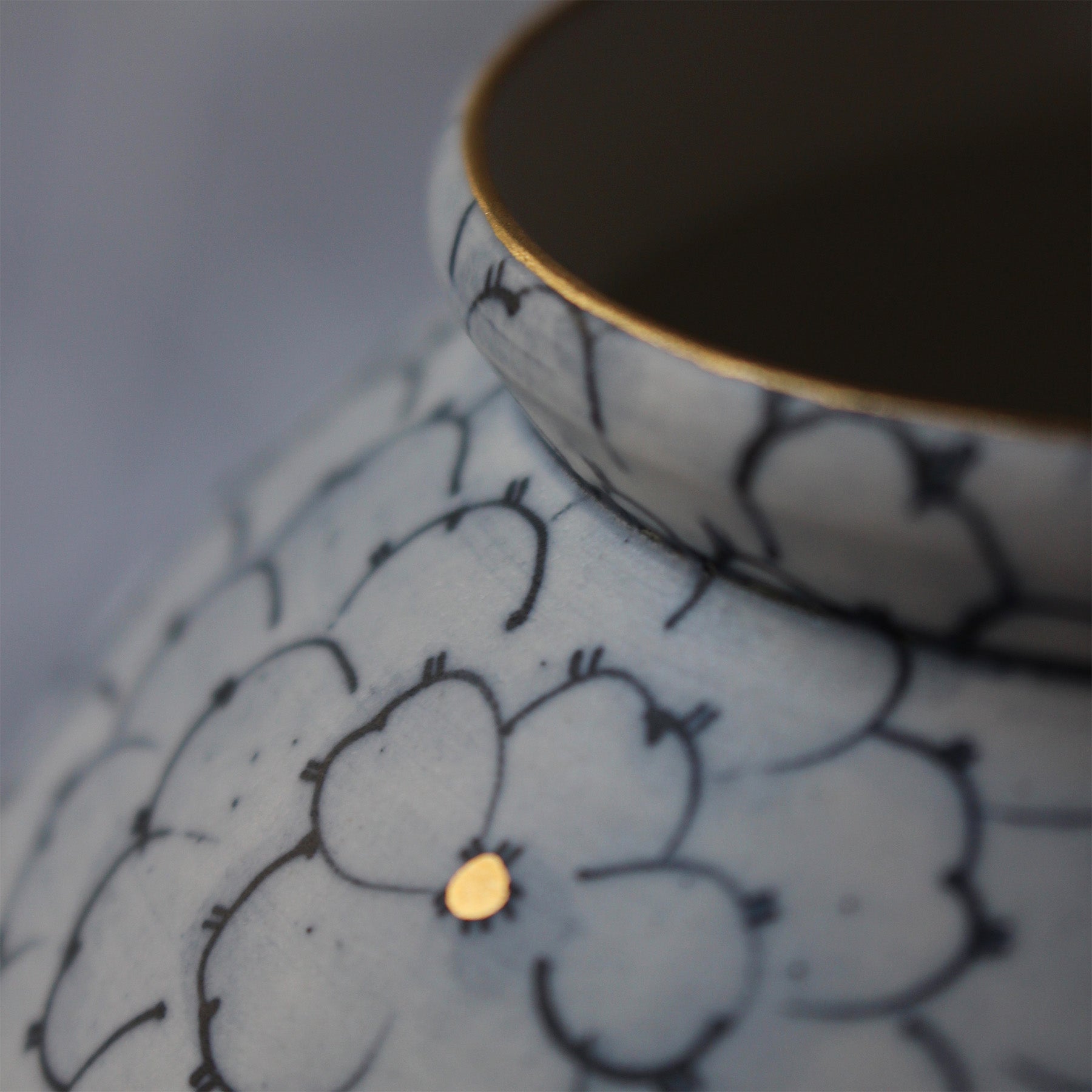 Jarre de Lune (Moon Jar), Vase Coréen en Porcelaine Blanche, Pivoines Bleues, Or, de Park Sun-Young