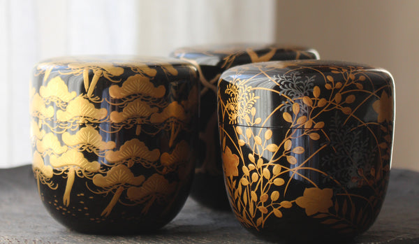 Laque, or et cérémonie du thé : dans les secrets du natsume japonais