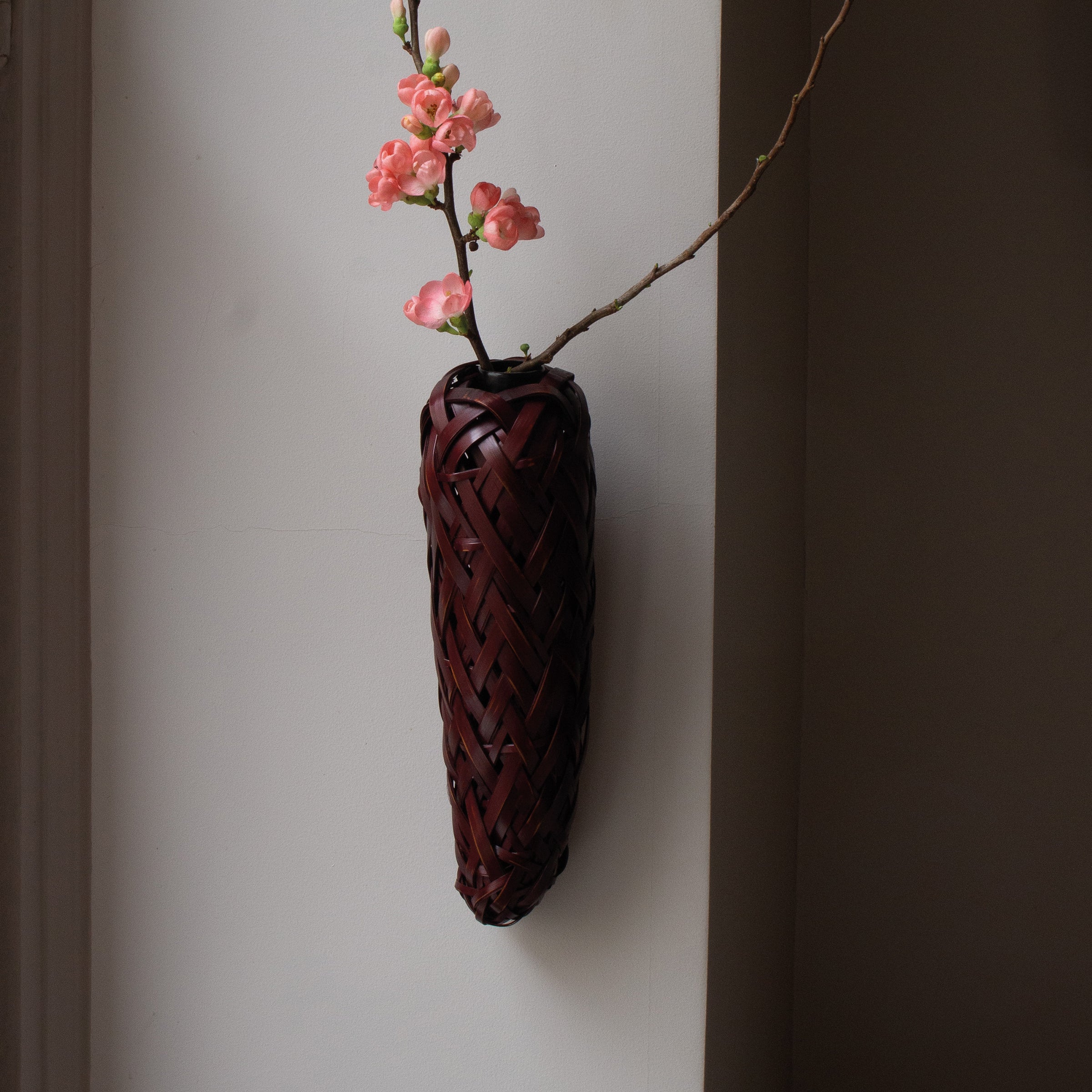 Vase kakehanaire en Bambou Laqué et Tressé de Masaichi Ishida