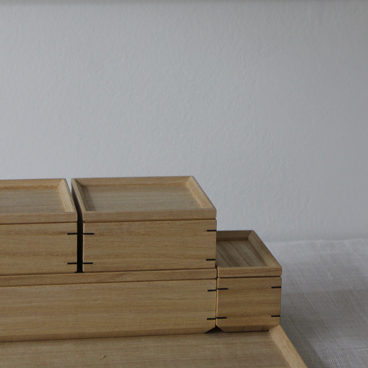 Set de rangement 4 boîtes et 1 plateau en bois de paulownia japonais