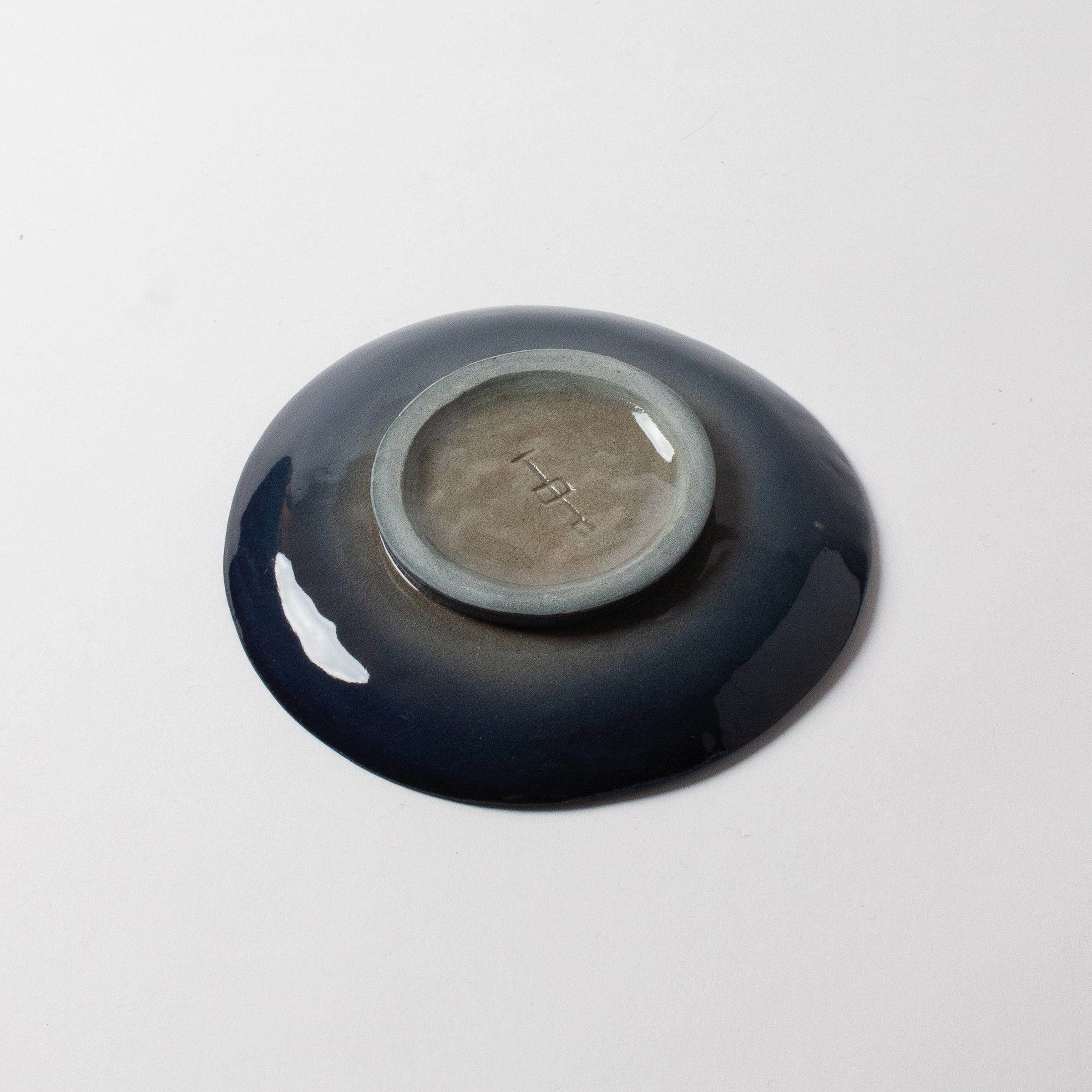Blue and beige porcelain plate by Yuna Saito 