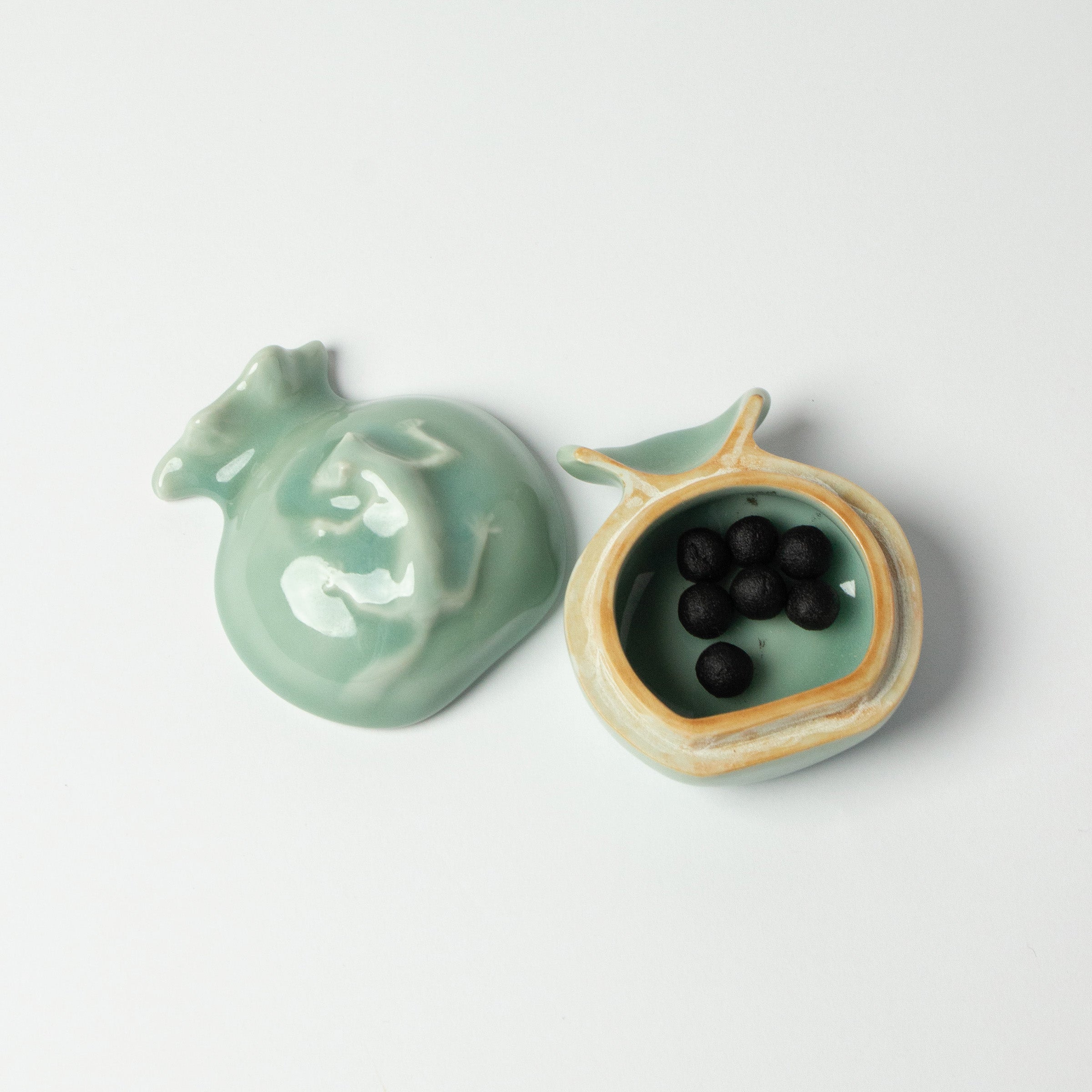 Tezuka Gyokudō ceramic kōgō and Japanese nerikō (incense balls)