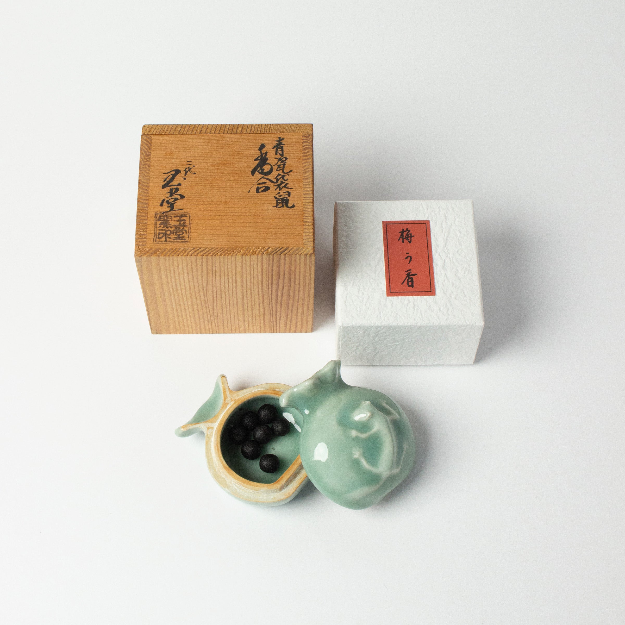 Tezuka Gyokudō ceramic kōgō and Japanese nerikō (incense balls)