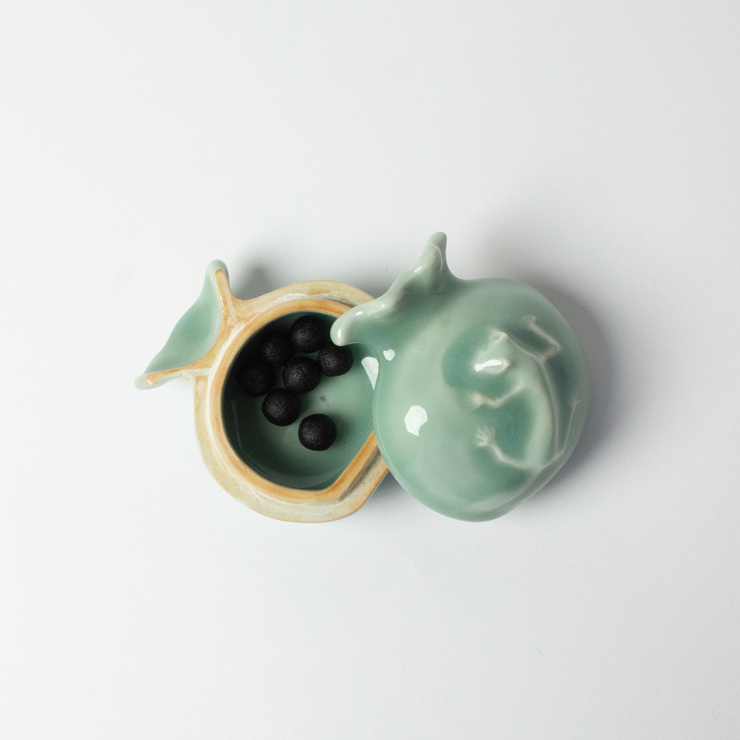 Tezuka Gyokudō ceramic kōgō and Japanese nerikō (incense balls)