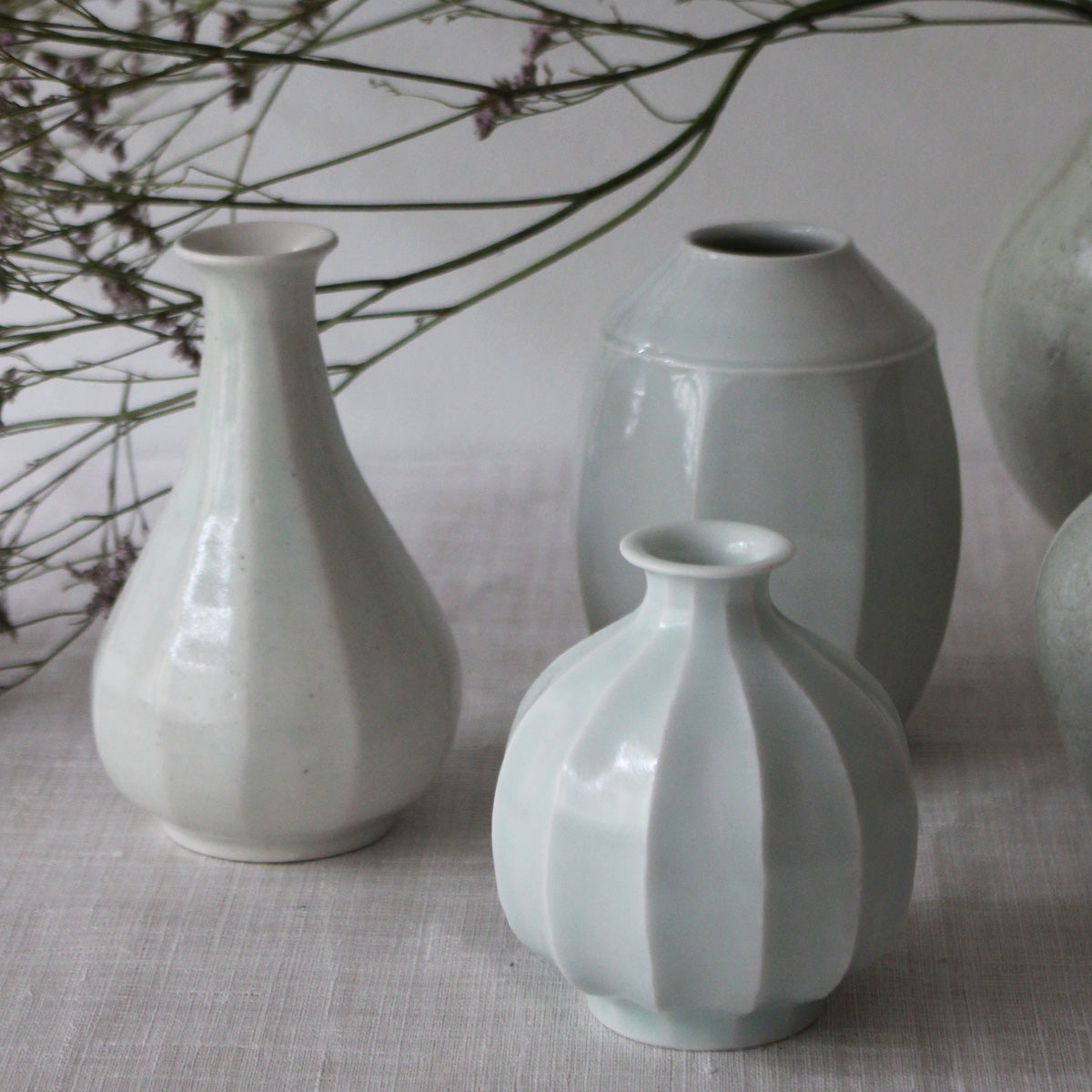 Vase japonais en porcelaine blanche bleutée