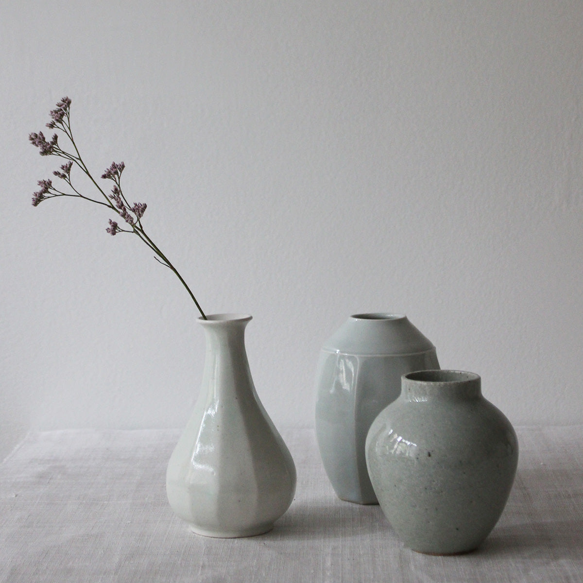 Vase japonais en porcelaine blanche bleutée