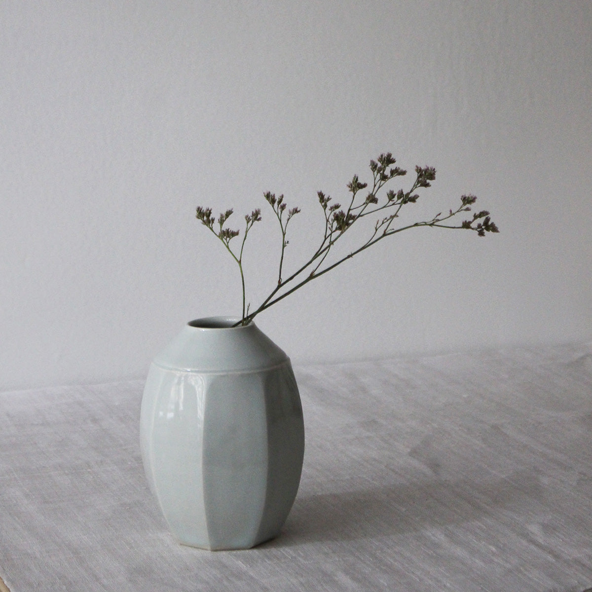 Vase japonais en porcelaine blanche bleutée