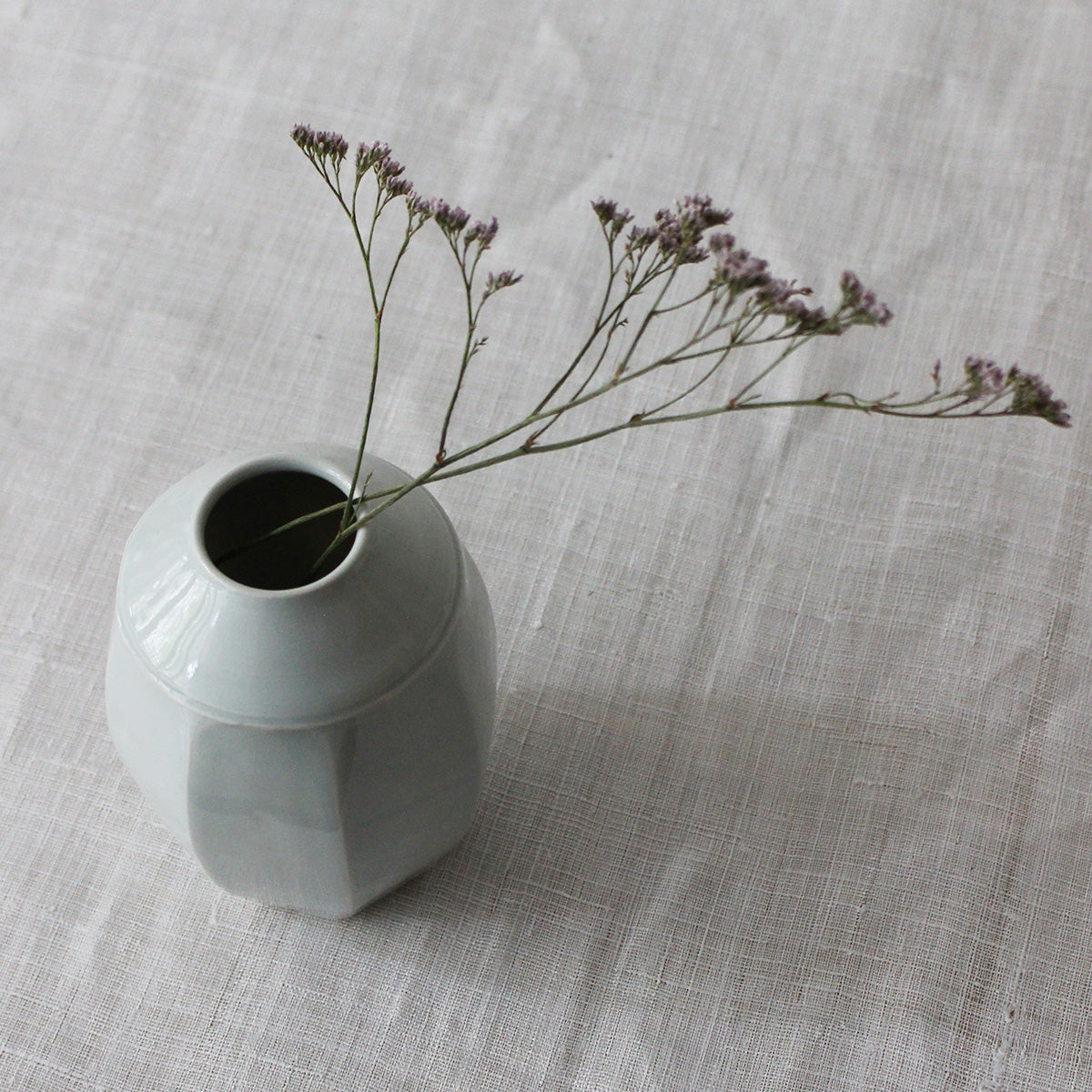 Vase japonais en porcelaine blanche bleutée