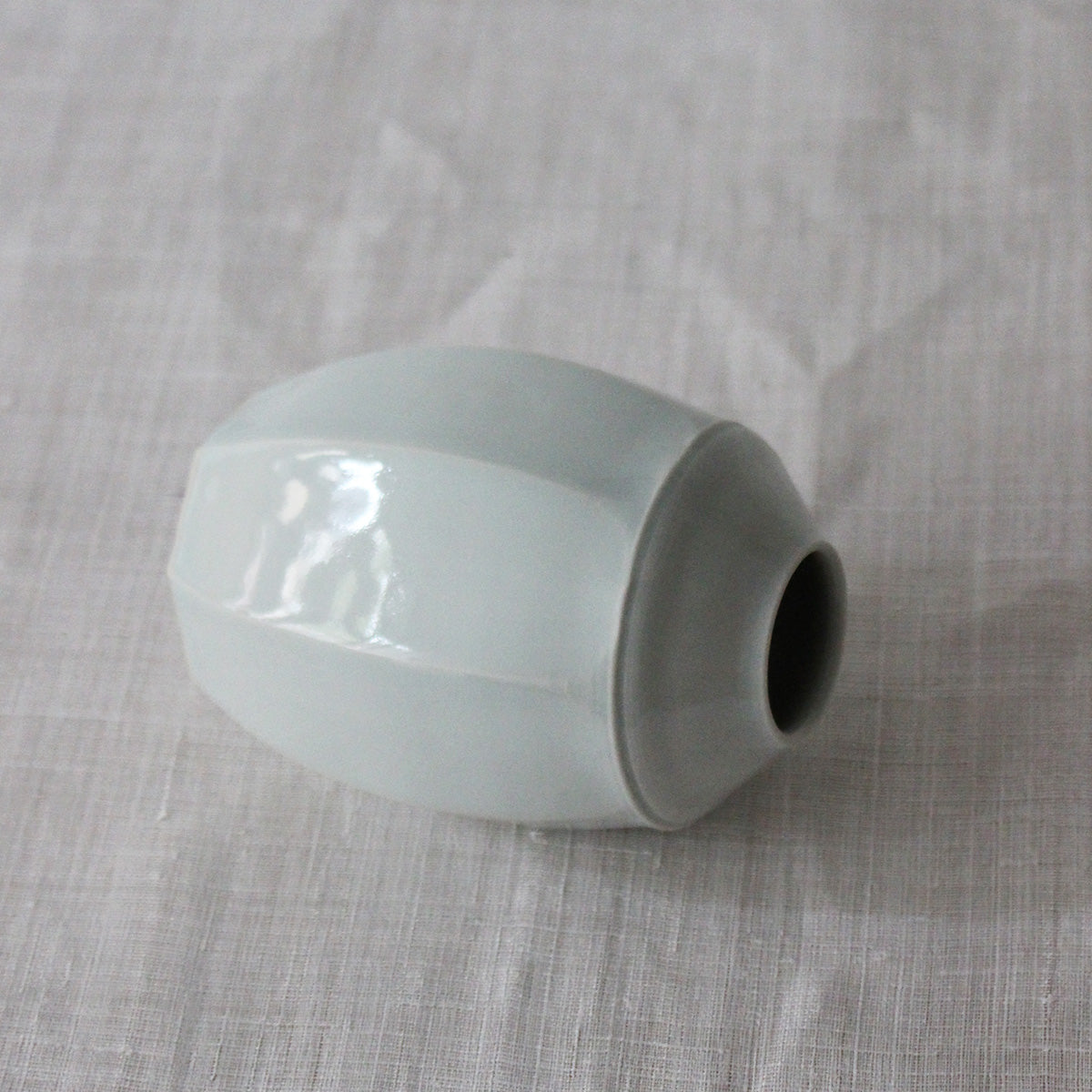 Vase japonais en porcelaine blanche bleutée