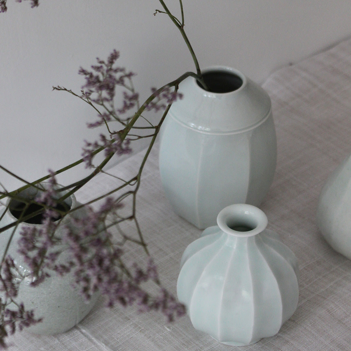 Vase japonais en porcelaine blanche bleutée