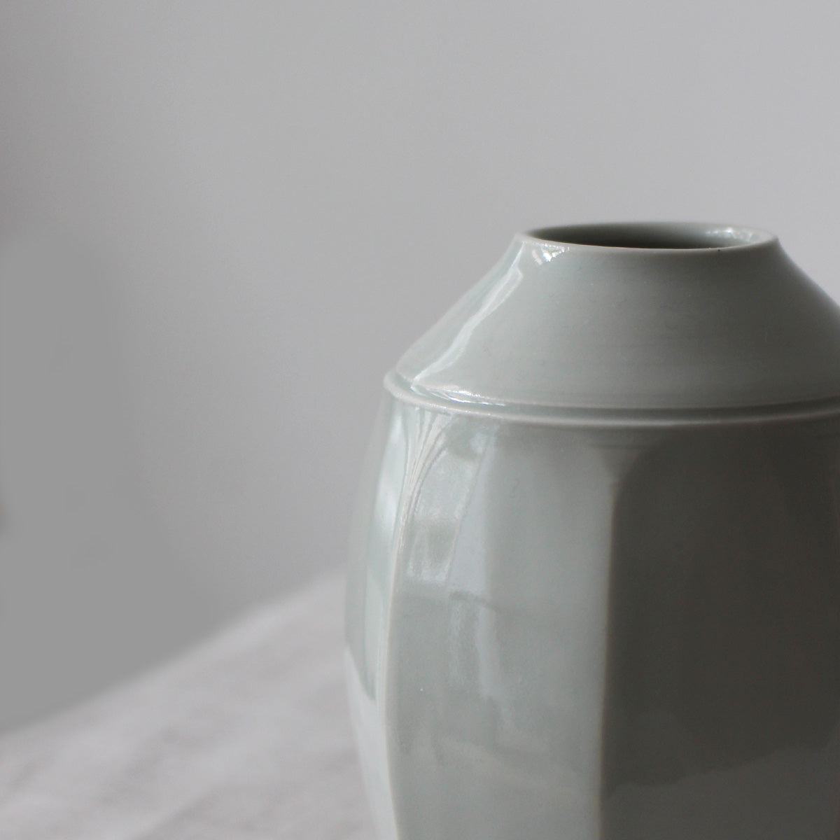 Vase japonais en porcelaine blanche bleutée