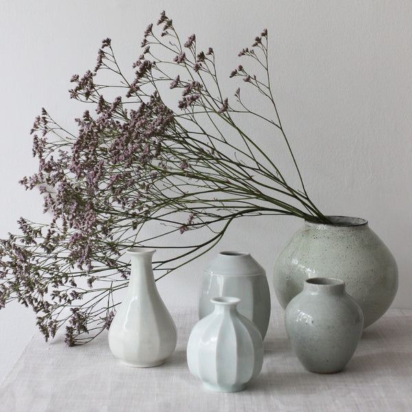 Vase japonais en porcelaine blanche bleutée