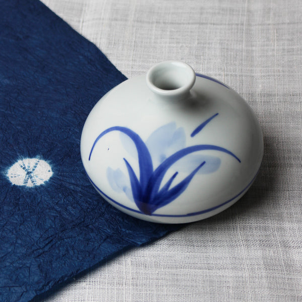 Petit Vase rond japonais en céramique blanche et motif d'herbes bleues