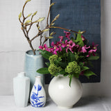 Petit Vase japonais en céramique blanche et motif de fleurs bleues