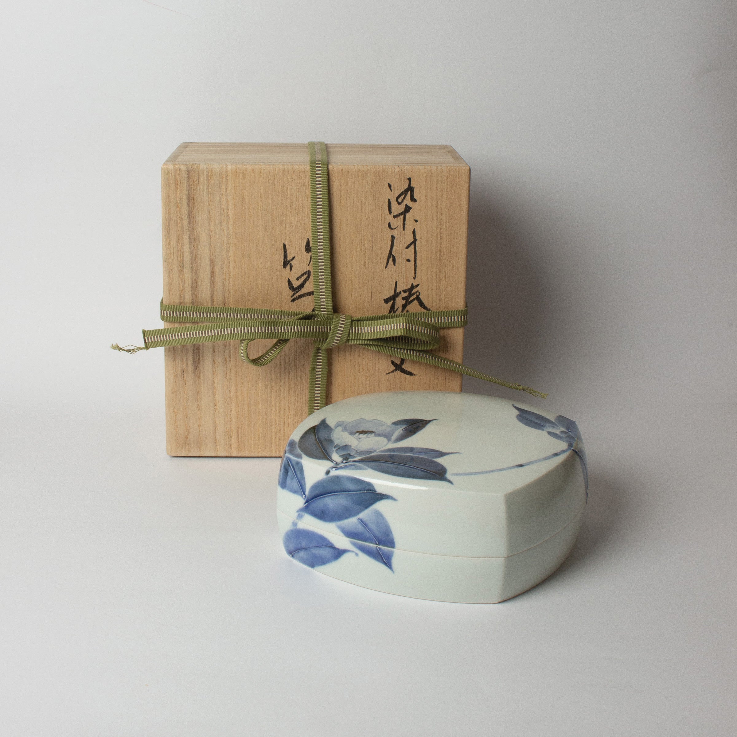 Signature du céramiste Tetsuya Ueda sur la boîte en porcelaine japonaise, accompagnée de sa boîte en bois d’origine (tomobako).