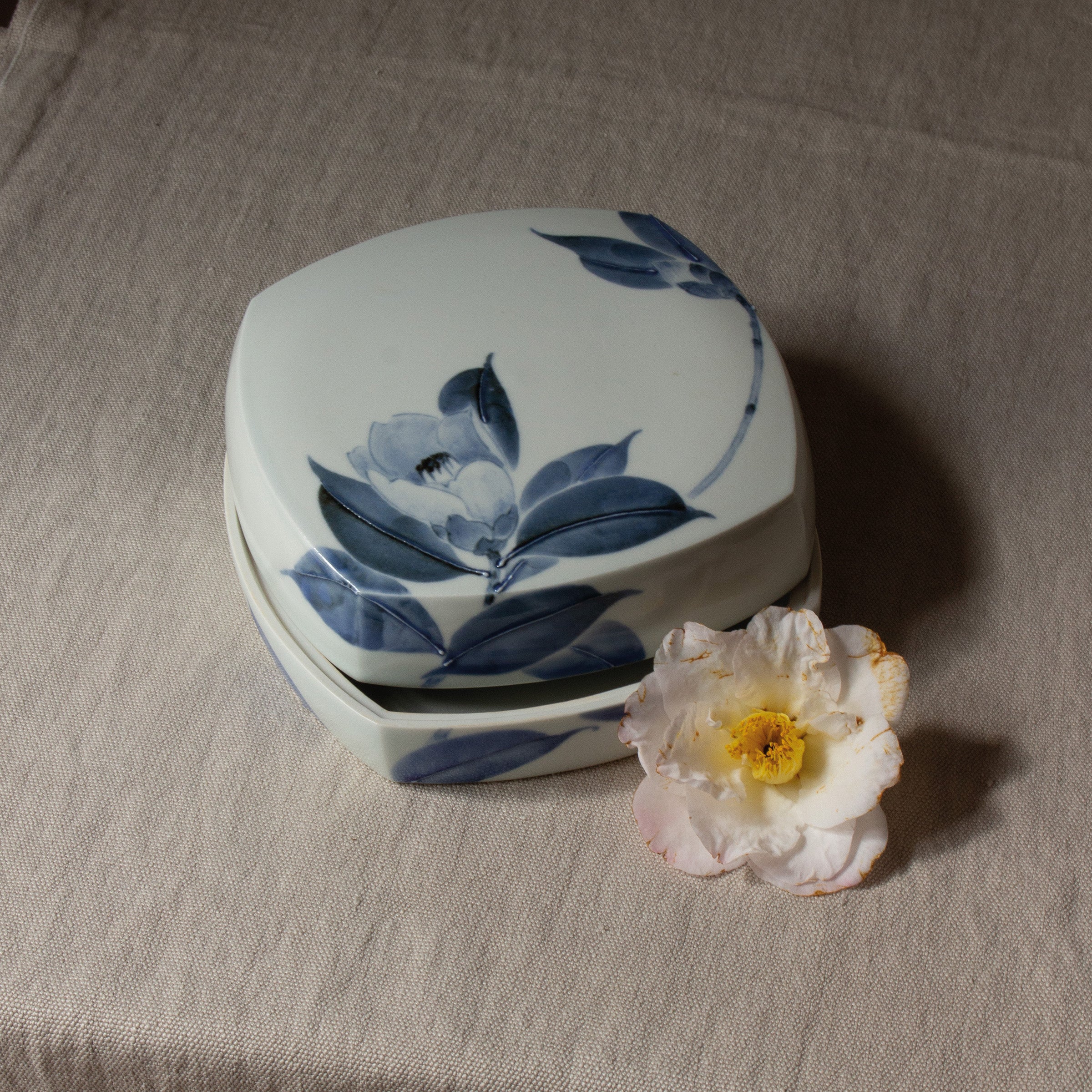 Mise en scène élégante de la boîte en porcelaine japonaise signée Tetsuya Ueda. Artisanat raffiné proposé par Atelier Ikiwa.