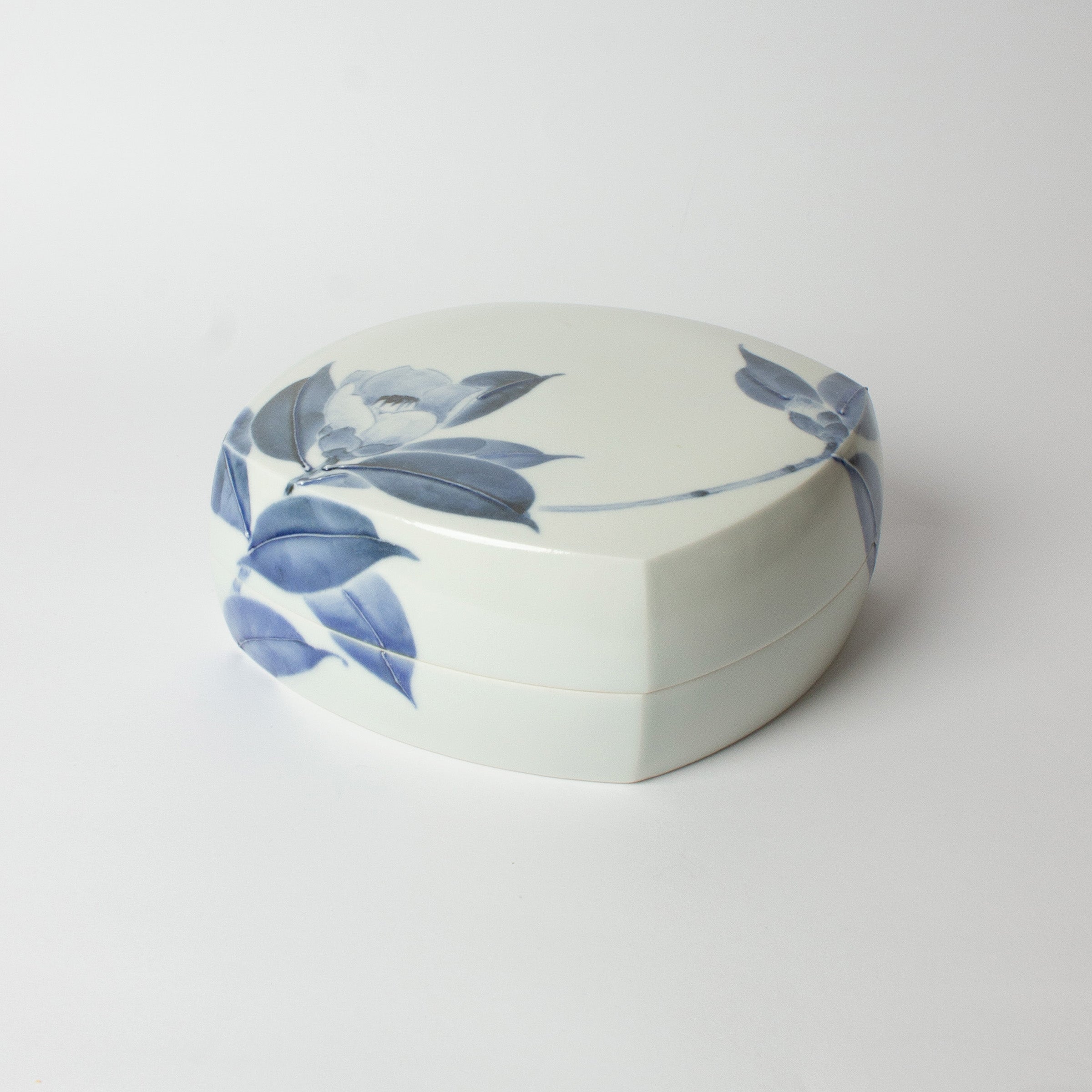 Profil de la boîte en porcelaine de Tetsuya Ueda. Artisanat japonais délicat aux lignes sobres et décor floral en sometsuke.