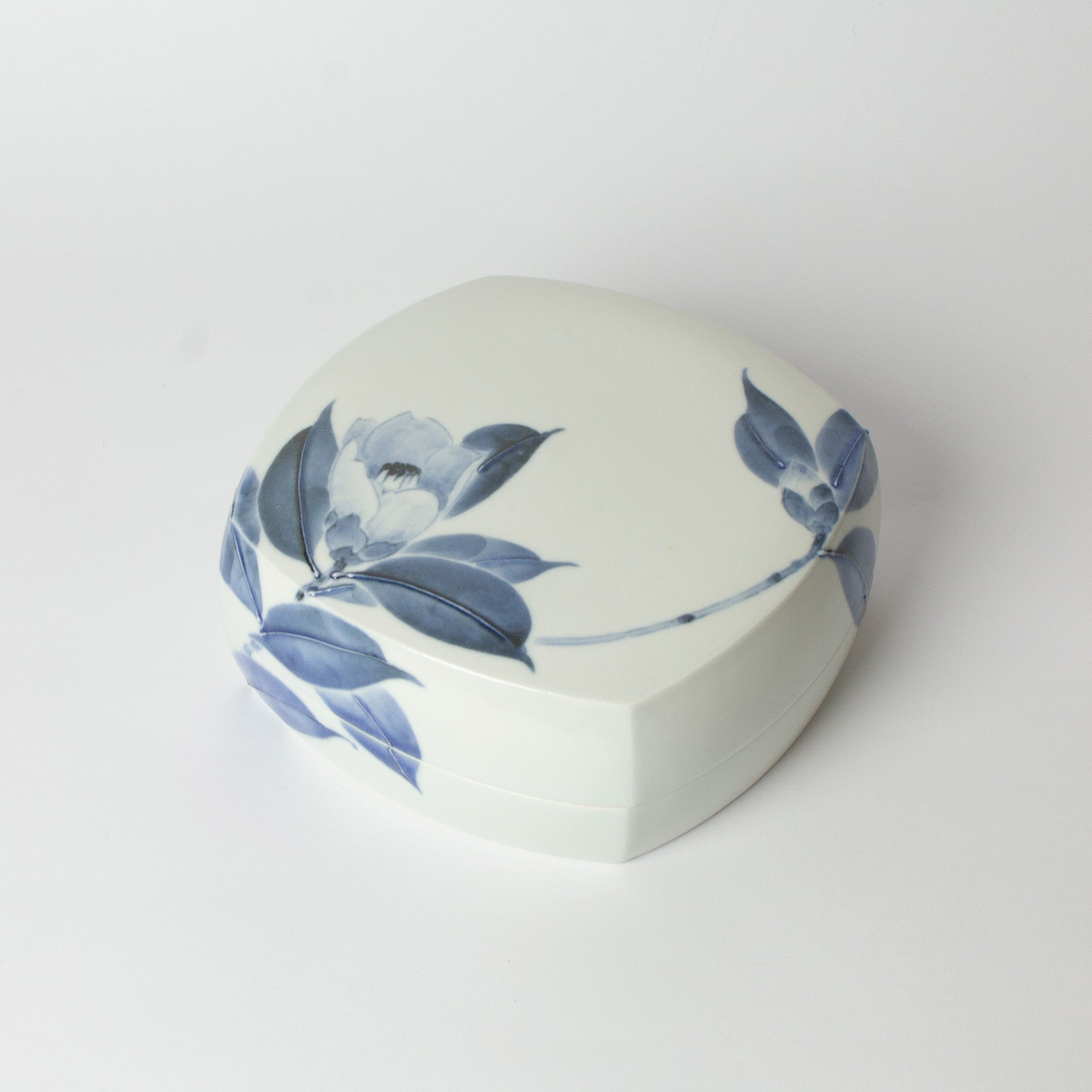 Boîte japonaise en céramique, vue du dessus. Décor de camélia stylisé en bleu de cobalt, réalisé par le céramiste Tetsuya Ueda.
