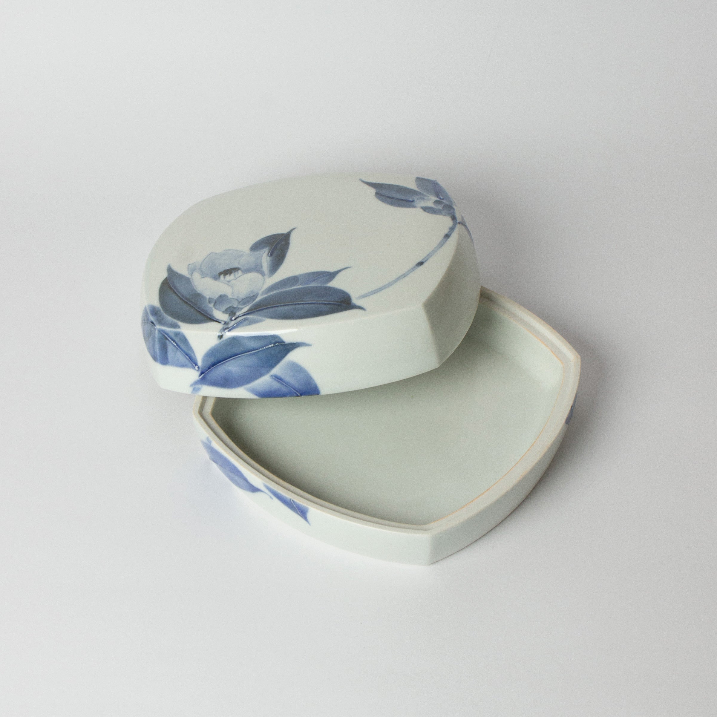 Boîte japonaise en céramique, vue du dessus, couvercle ouvert. Décor de camélia stylisé en bleu de cobalt, réalisé par le céramiste Tetsuya Ueda.