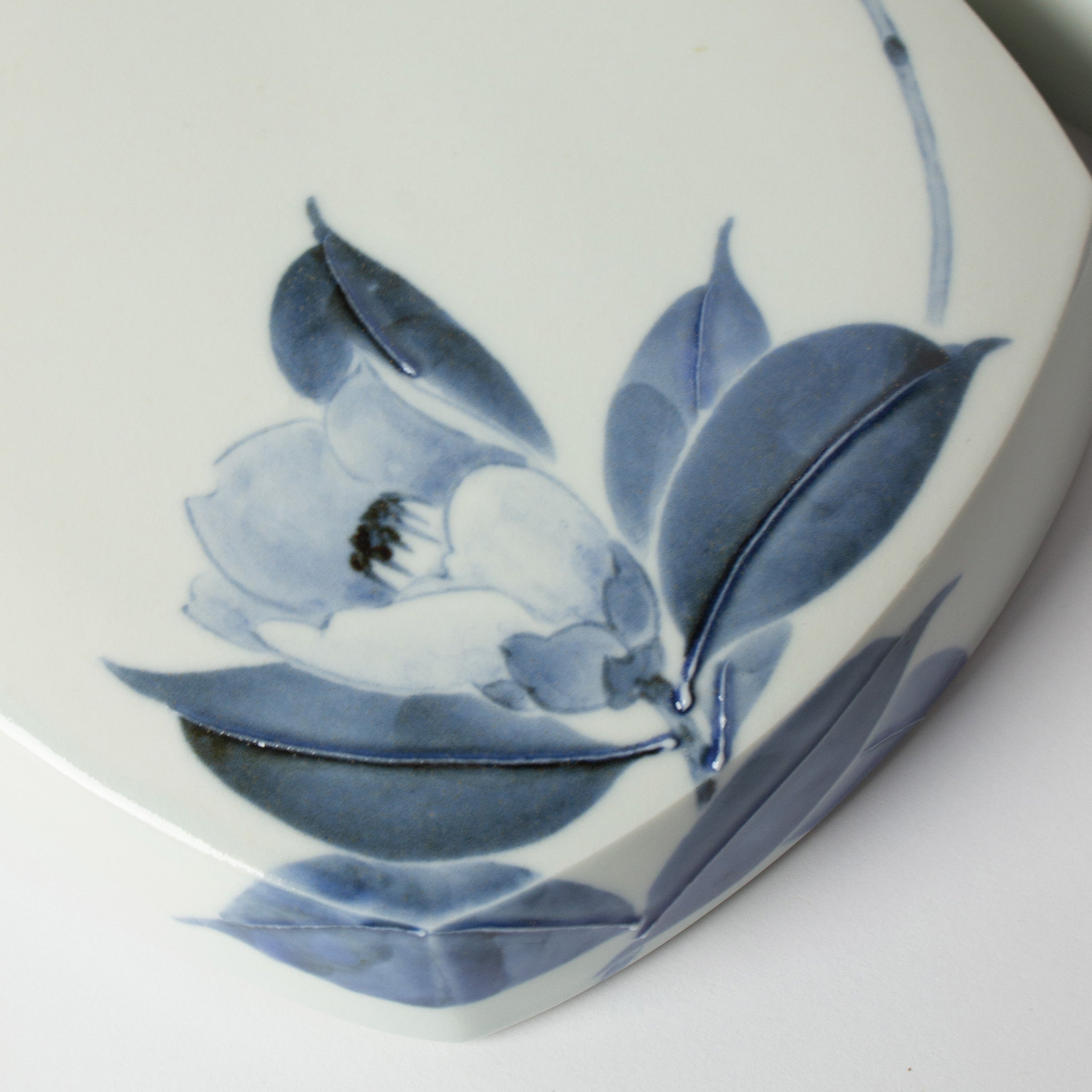 Zoom sur l’émail brillant et les textures de la porcelaine japonaise. Céramique signée Tetsuya Ueda, artisan d’exception.