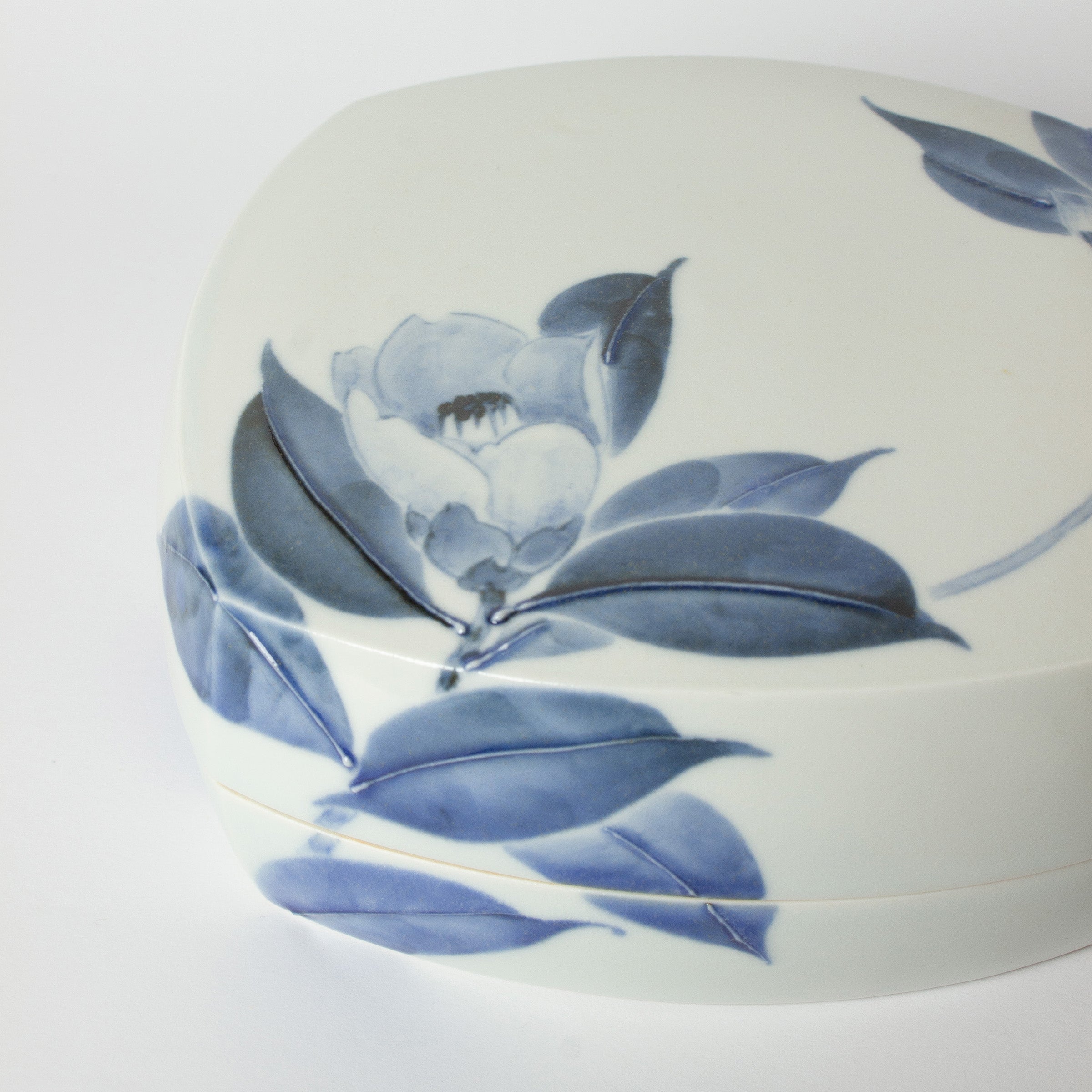 Détail du camélia peint à la main sur la porcelaine, illustrant la finesse du travail de Tetsuya Ueda dans la tradition japonaise du sometsuke.