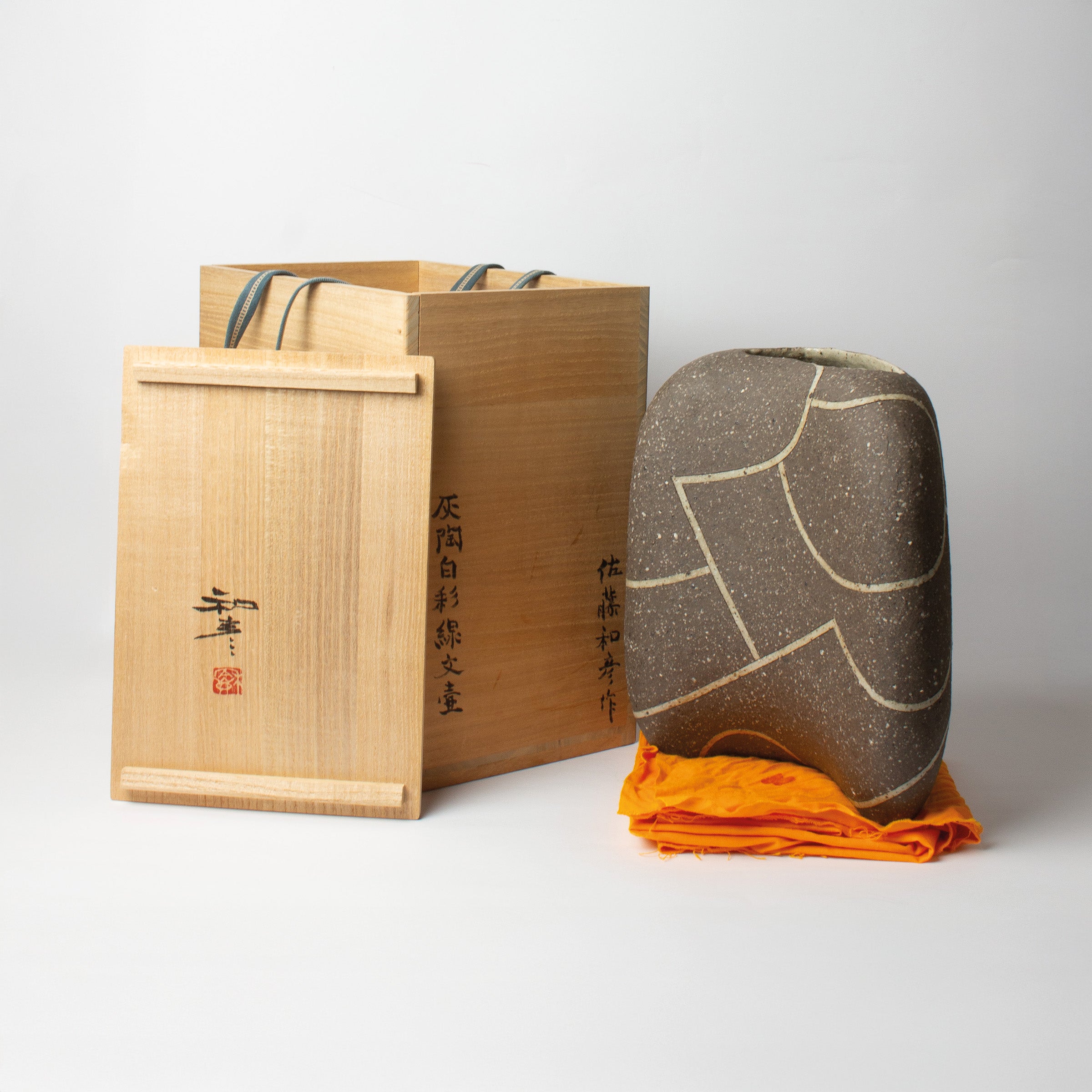 Lines vase sculpture by Kazuhiko Sato
