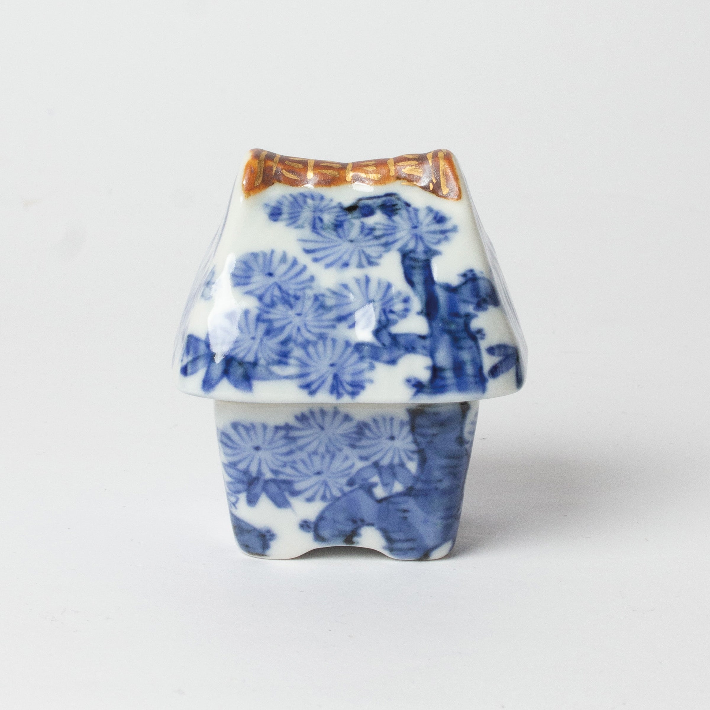 Takano Shōami's sometsuke porcelain kōgō and Japanese nerikō (incense balls)