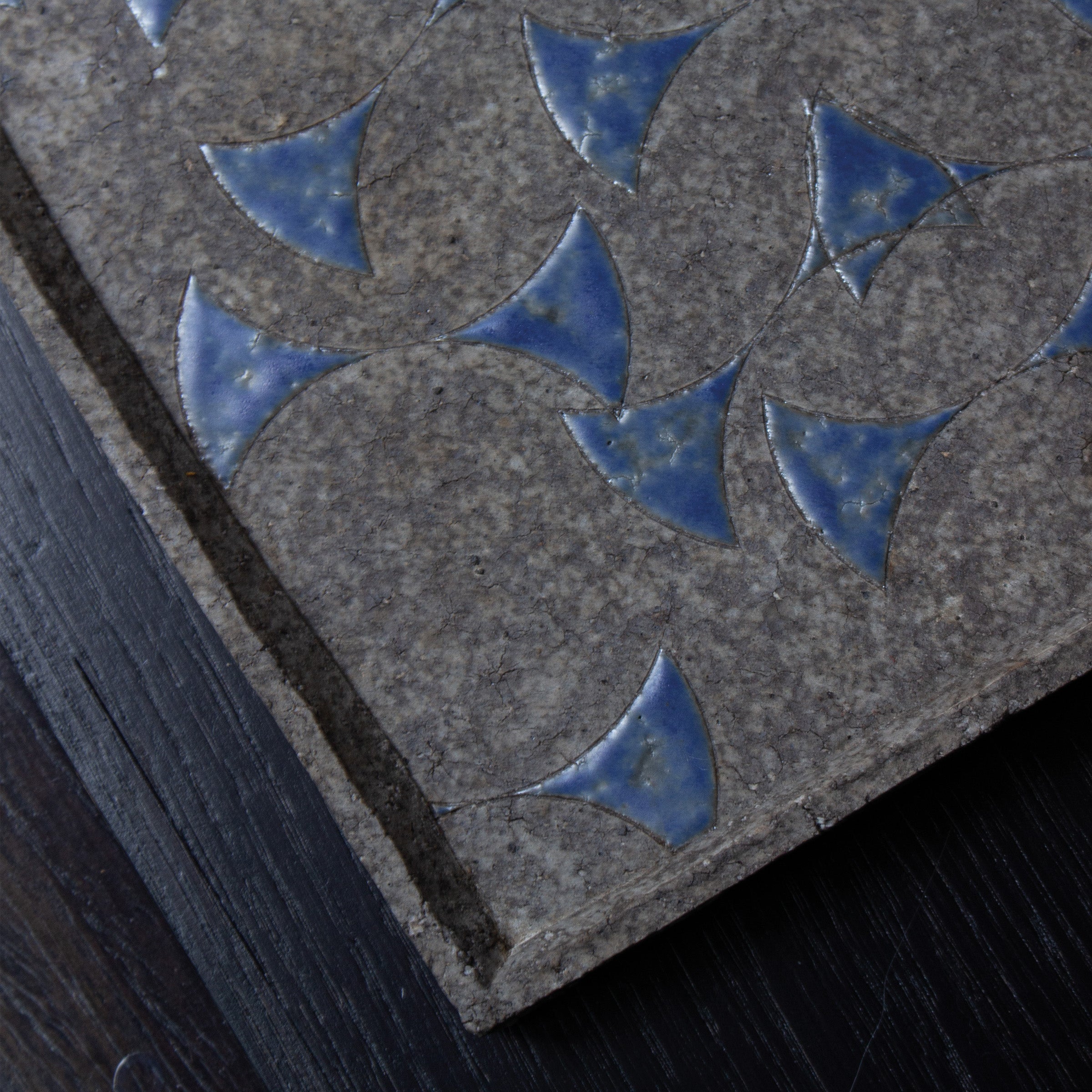 Chamotte stoneware plate-tray with blue geometric decoration by Tarō Kamoda (son)