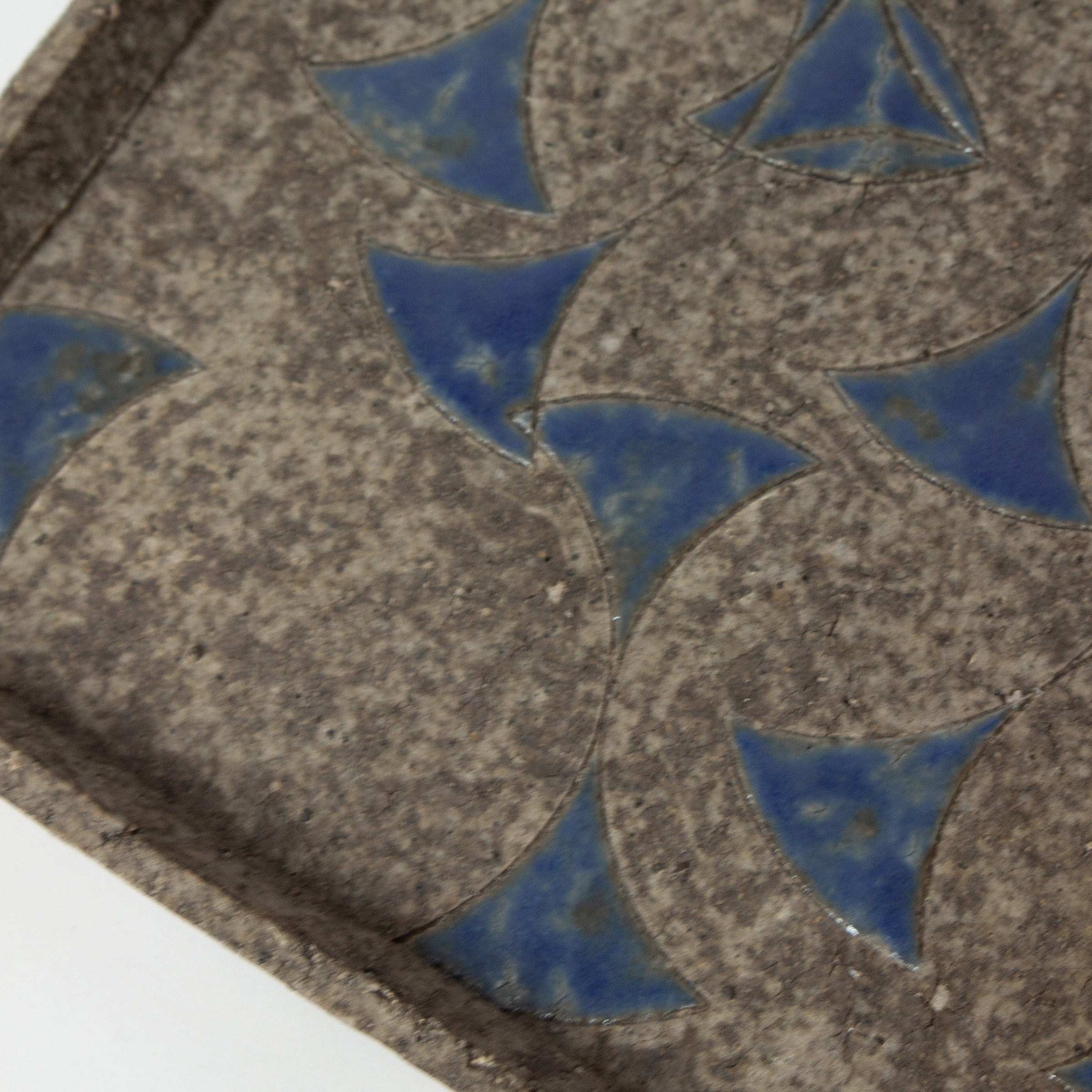 Chamotte stoneware plate-tray with blue geometric decoration by Tarō Kamoda (son)
