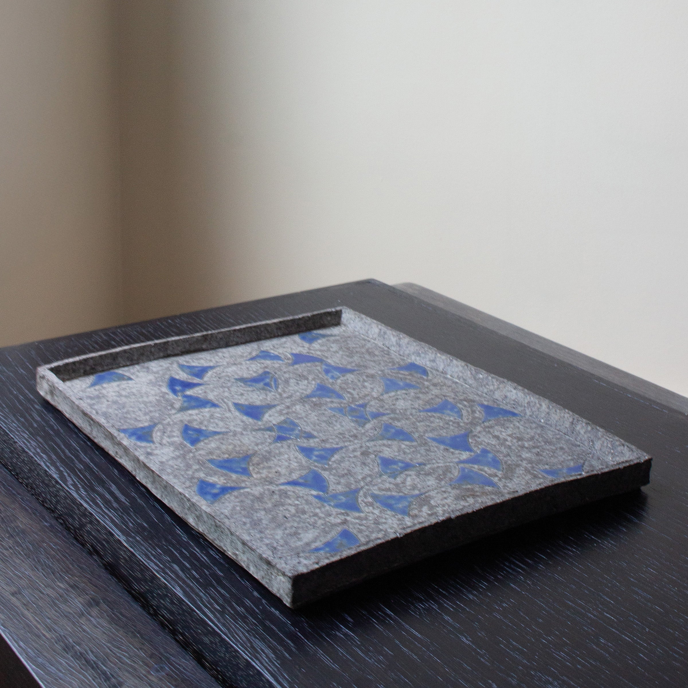Chamotte stoneware plate-tray with blue geometric decoration by Tarō Kamoda (son)