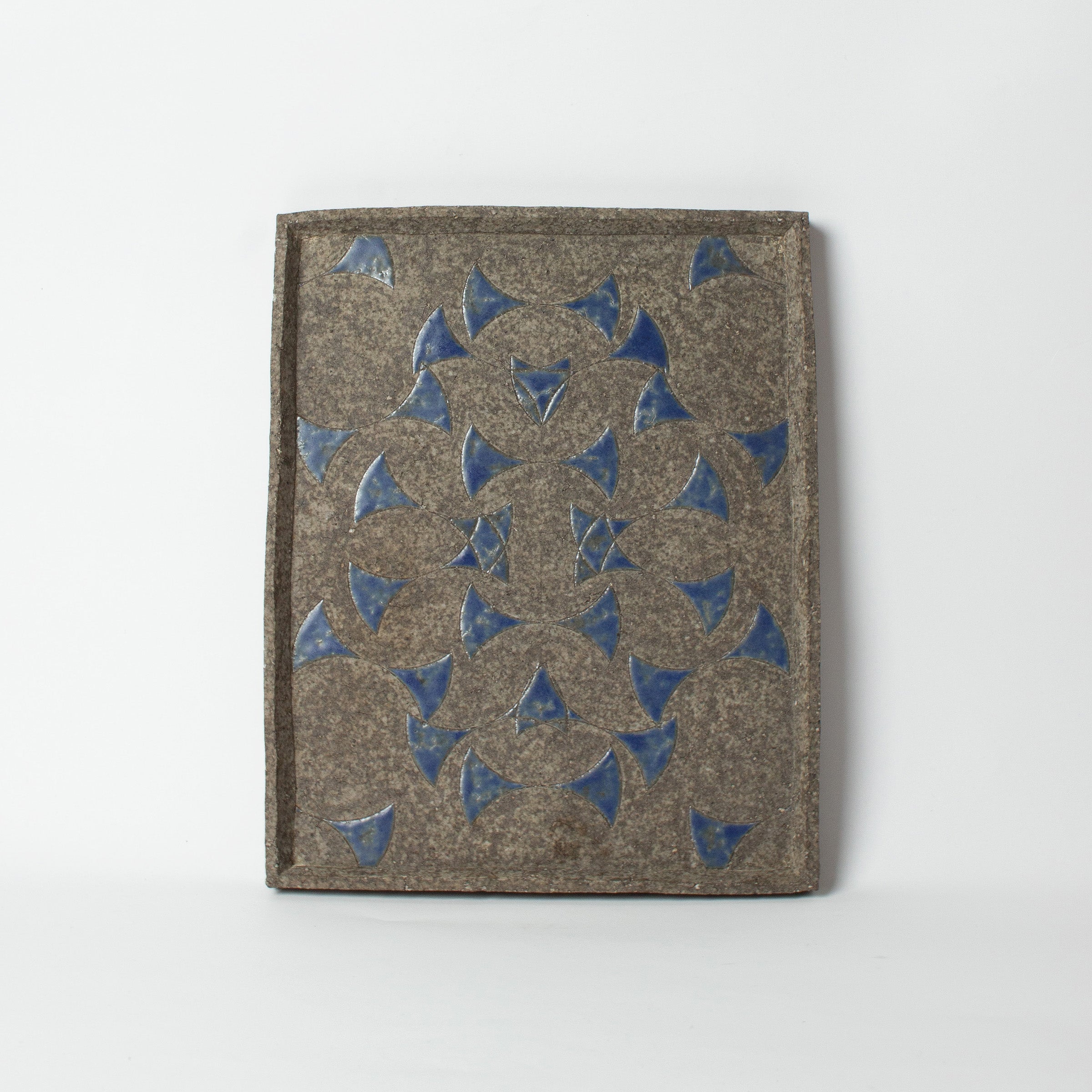 Chamotte stoneware plate-tray with blue geometric decoration by Tarō Kamoda (son)