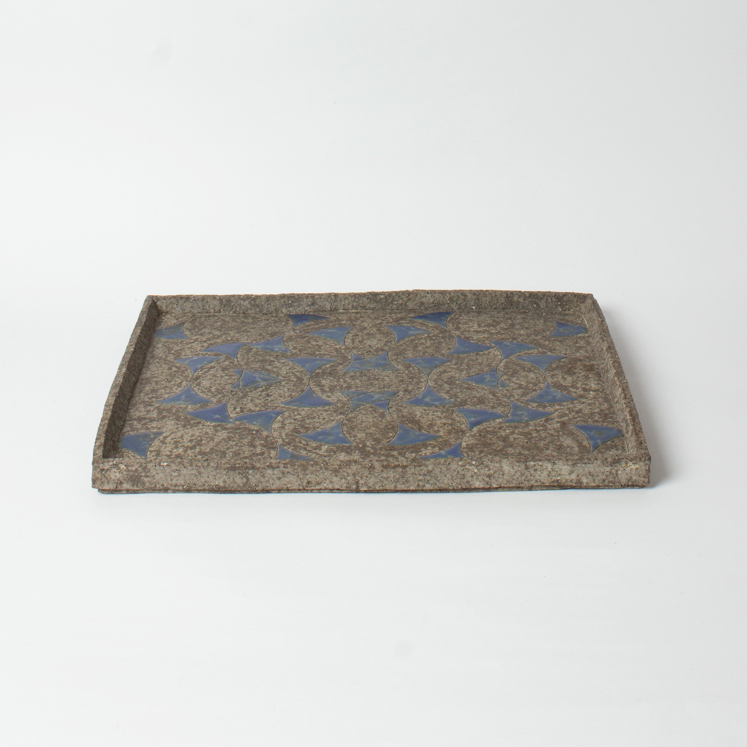Chamotte stoneware plate-tray with blue geometric decoration by Tarō Kamoda (son)