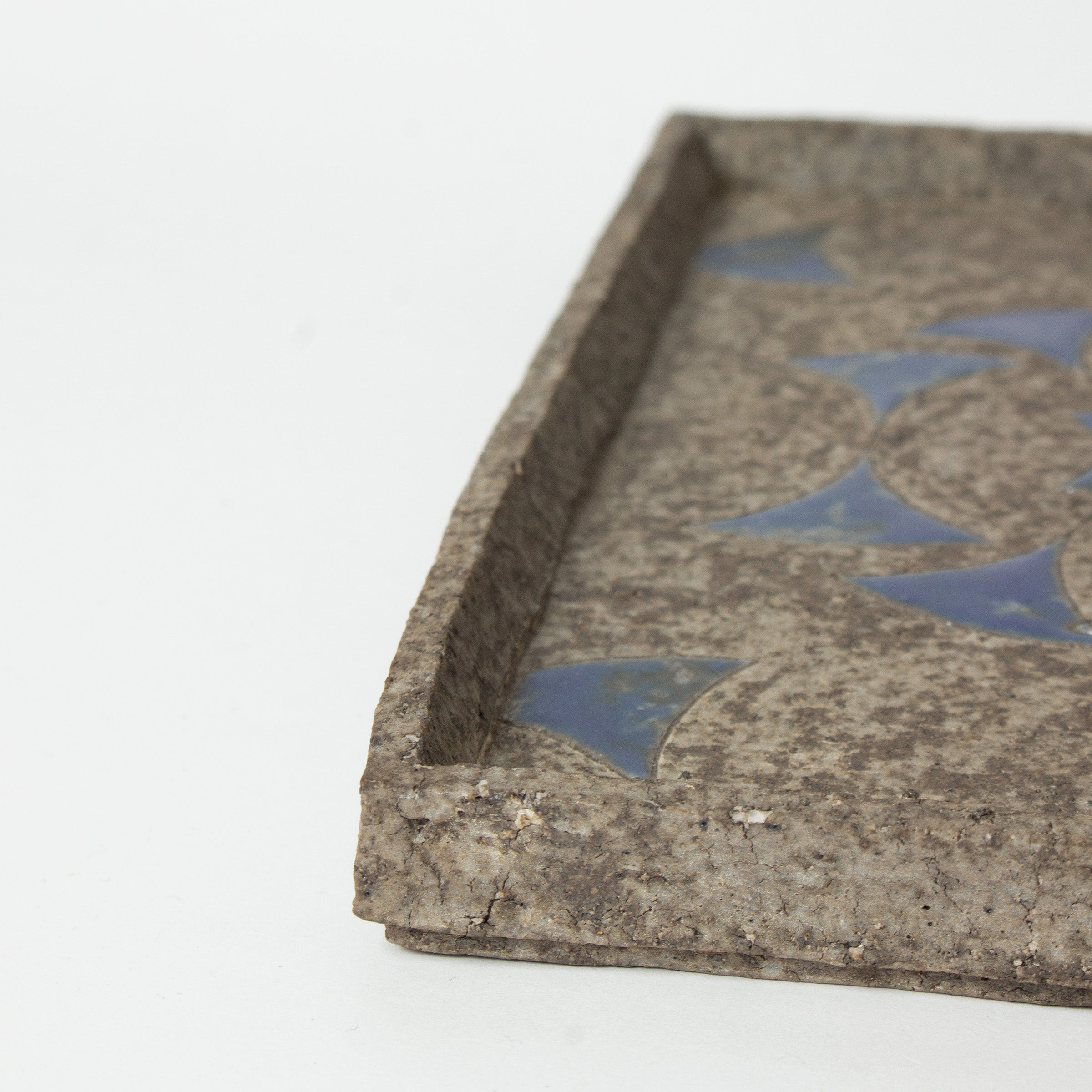 Chamotte stoneware plate-tray with blue geometric decoration by Tarō Kamoda (son)