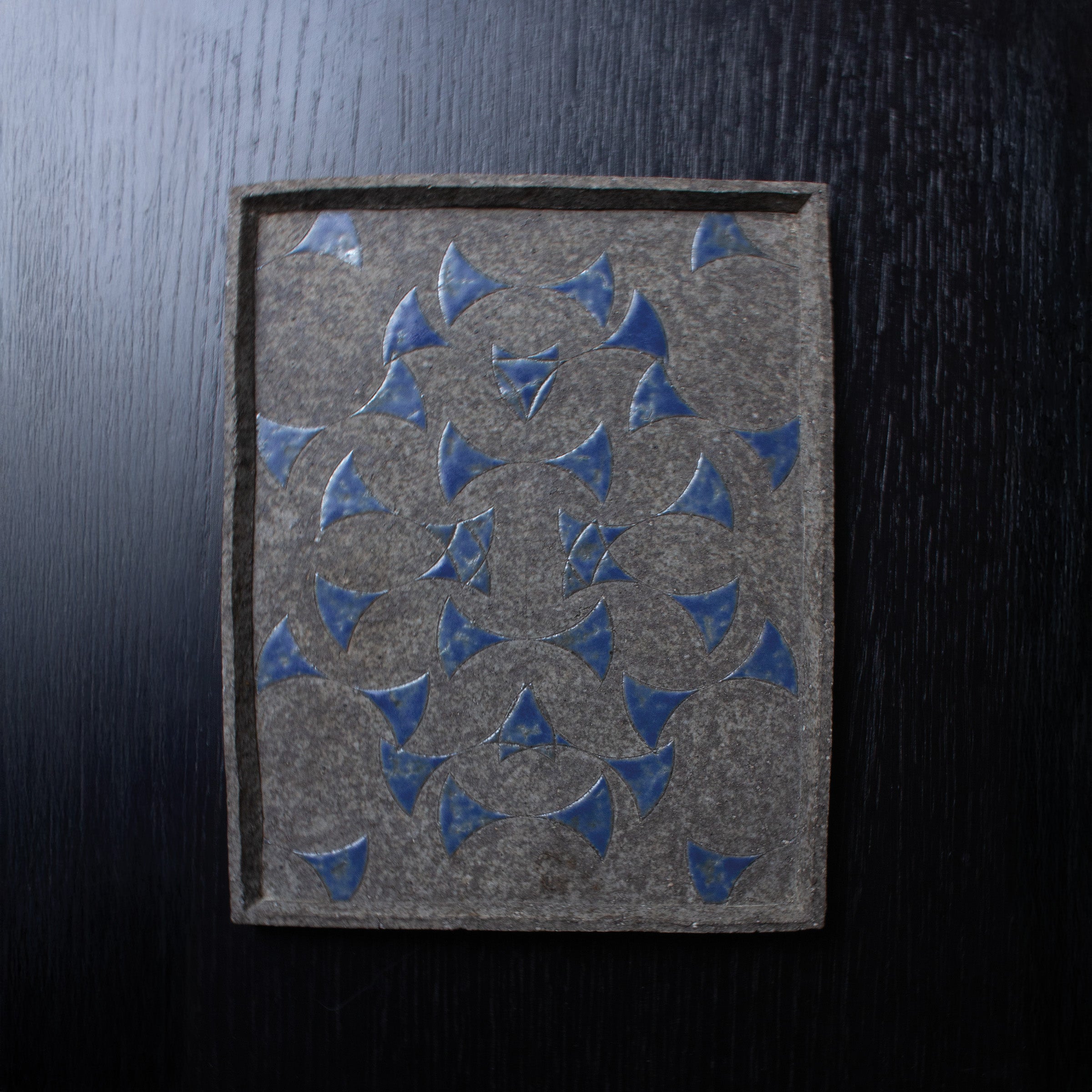 Chamotte stoneware plate-tray with blue geometric decoration by Tarō Kamoda (son)