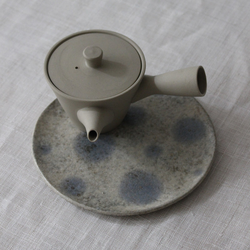 Assiette en céramique japonaise gris-beige mouchetée bleue