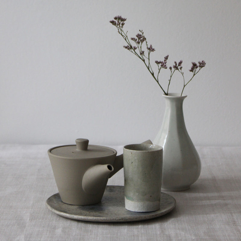 Assiette en céramique japonaise gris-beige mouchetée bleue