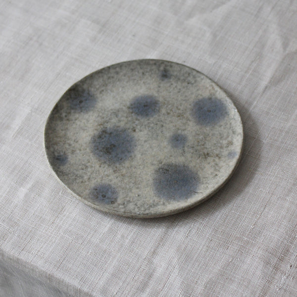 Assiette en céramique japonaise gris-beige mouchetée bleue