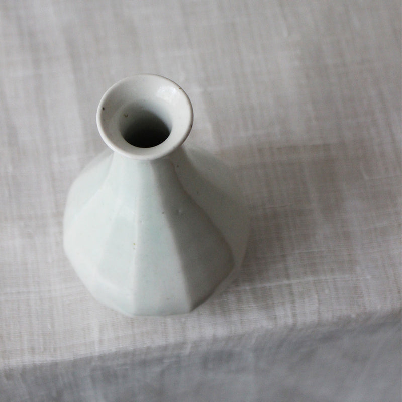 Vase coréen en porcelaine blanche et céladon