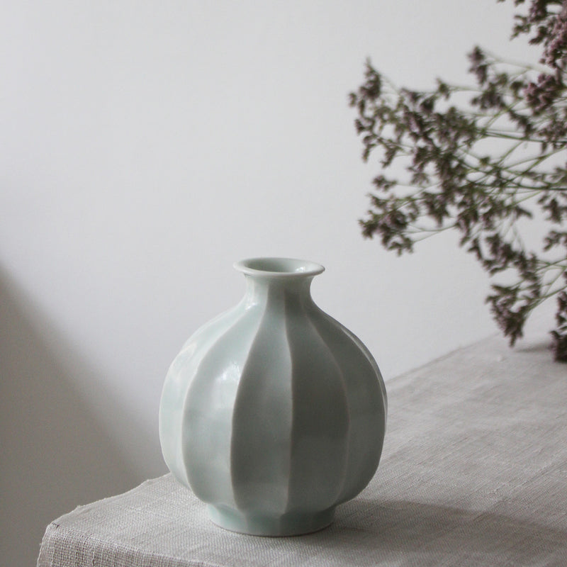 KOREAN VASE IN WHITE PORCELAIN AND CELADON GLAZE