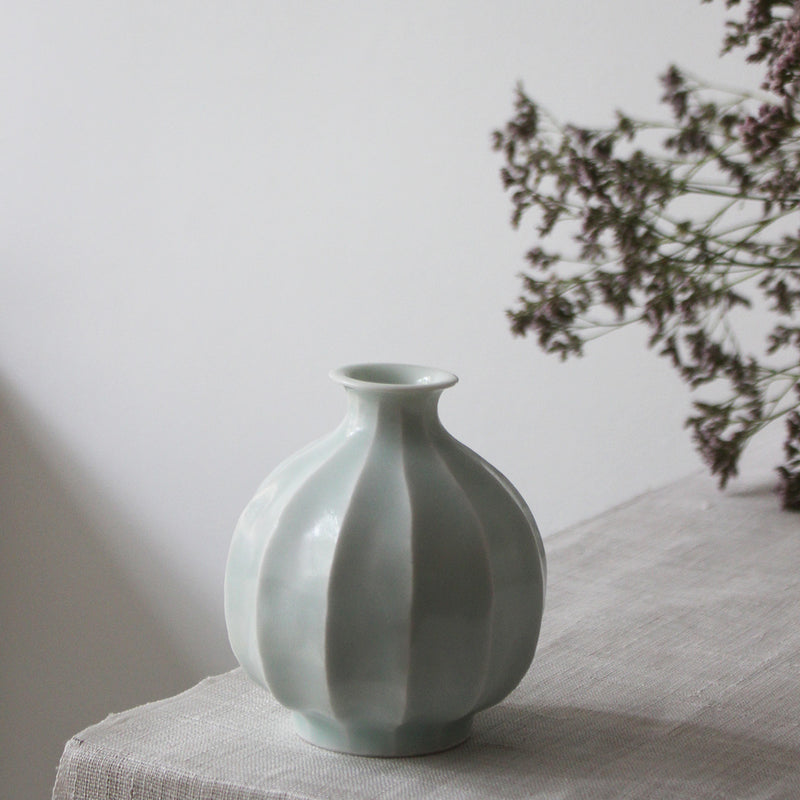 Vase coréen en porcelaine blanche et glaçure céladon
