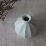 Vase coréen en porcelaine blanche et glaçure céladon